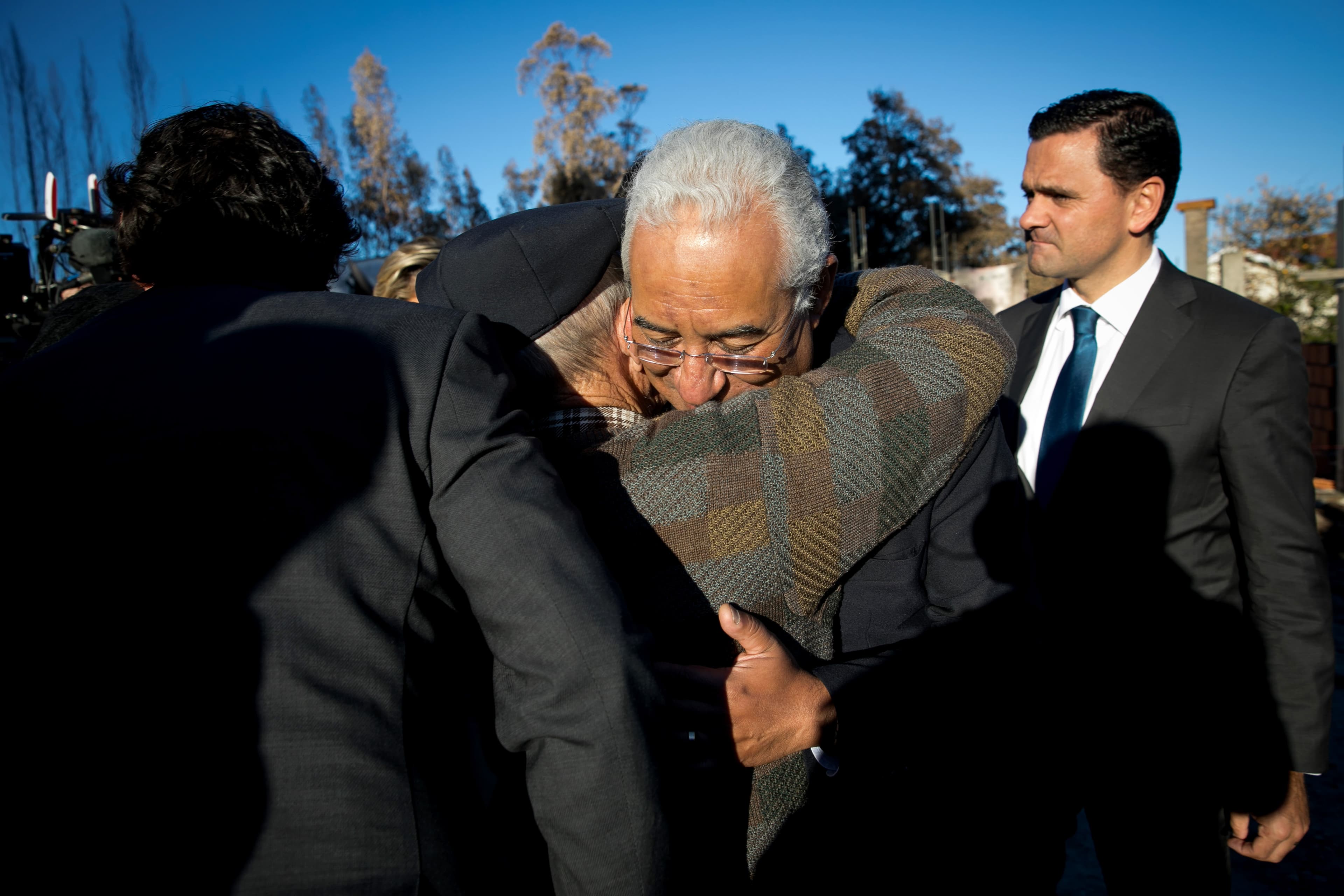 Primeiro-Ministro António Costa e Ministro do Planeamento e Infraestruturas, Pedro Marques, visitam casas destruídas pelos incêndios já em reconstrução, Vouzela, 14 novembro 2017 (foto: Paulo Vaz Henriques)