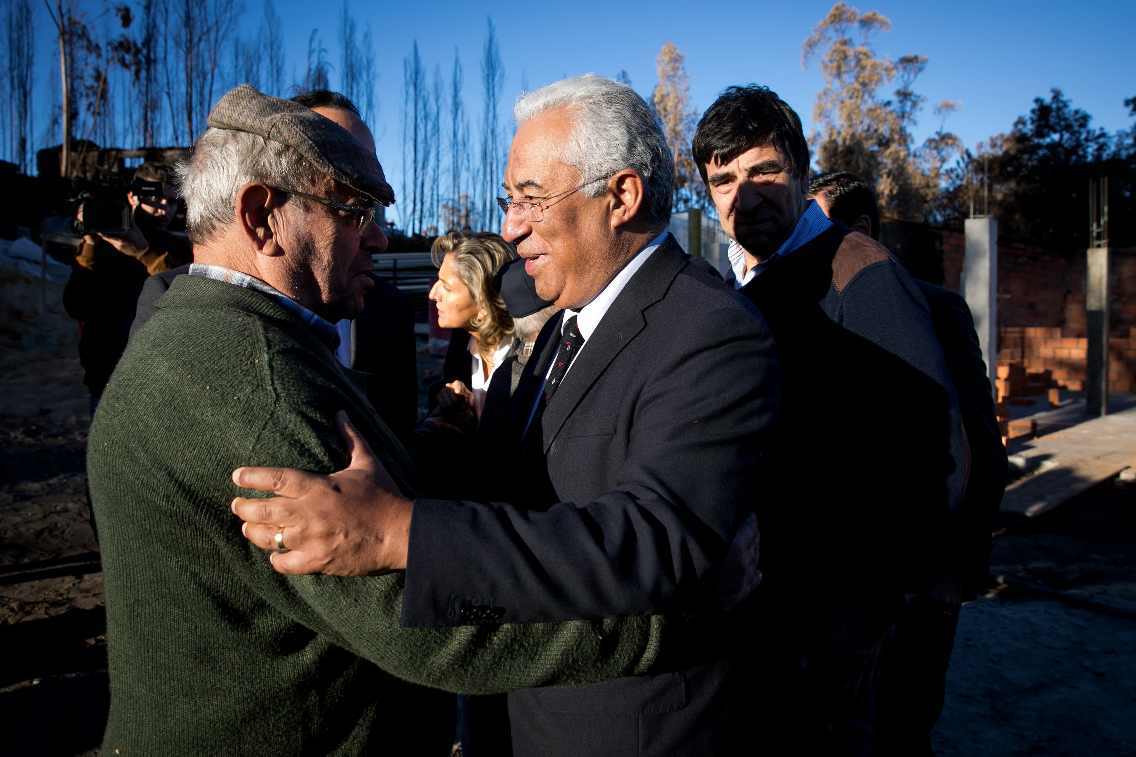 Primeiro-Ministro António Costa e Ministro do Planeamento e Infraestruturas, Pedro Marques, visitam casas destruídas pelos incêndios já em reconstrução, Vouzela, 14 novembro 2017 (foto: Paulo Vaz Henriques)