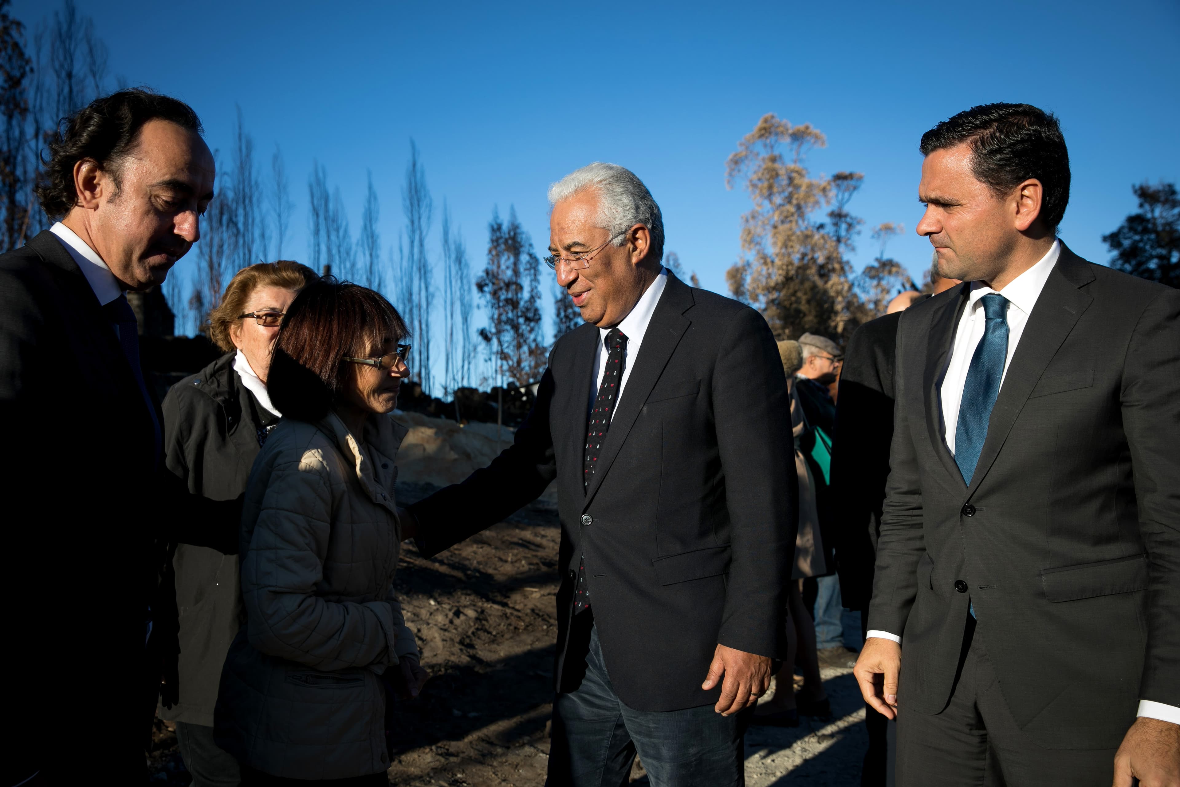Primeiro-Ministro António Costa e Ministro do Planeamento e Infraestruturas, Pedro Marques, visitam casas destruídas pelos incêndios já em reconstrução, Vouzela, 14 novembro 2017 (foto: Paulo Vaz Henriques)