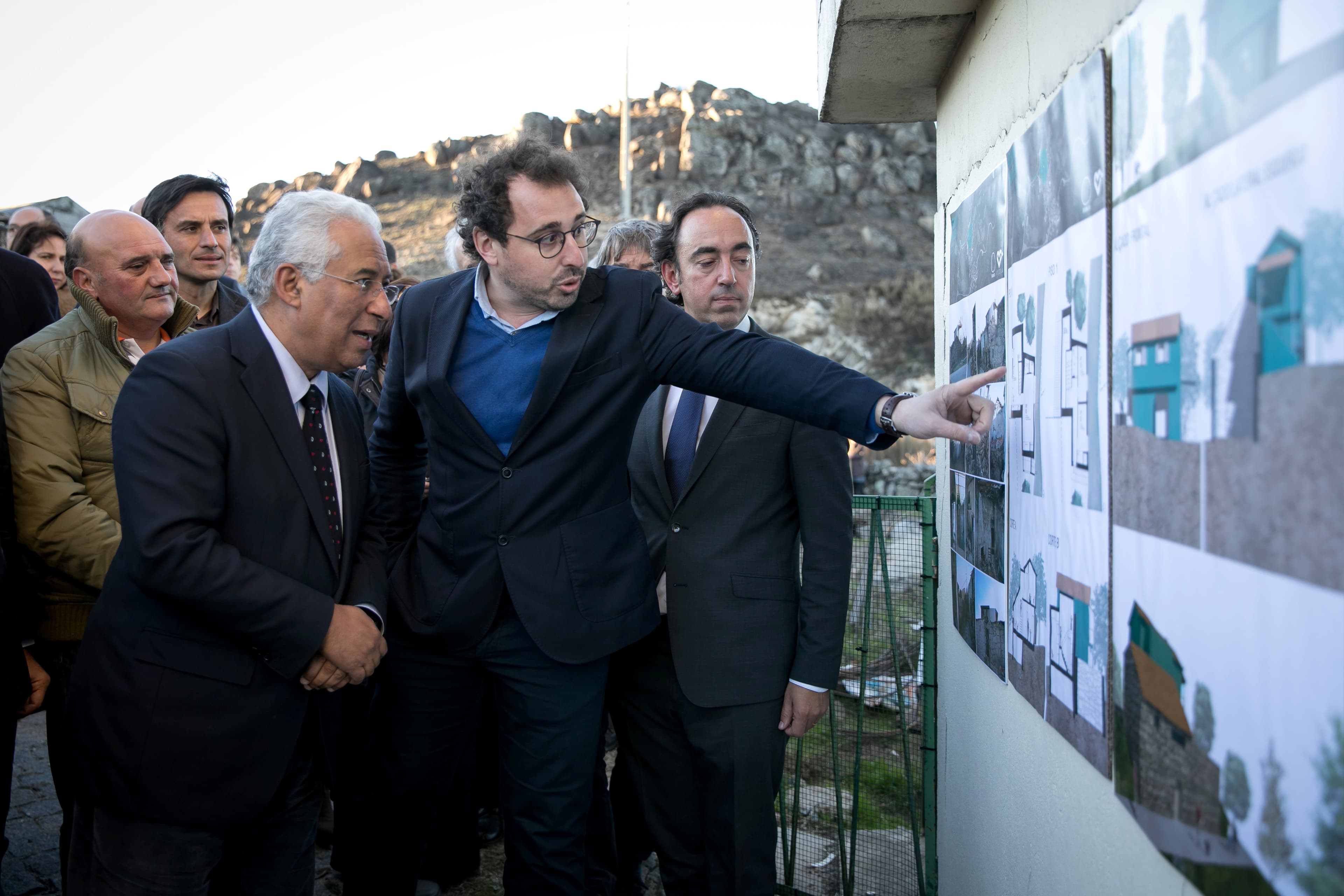 Primeiro-Ministro António Costa e Ministro do Planeamento e Infraestruturas, Pedro Marques, visitam casas destruídas pelos incêndios já em reconstrução, Vouzela, 14 novembro 2017 (foto: Paulo Vaz Henriques)
