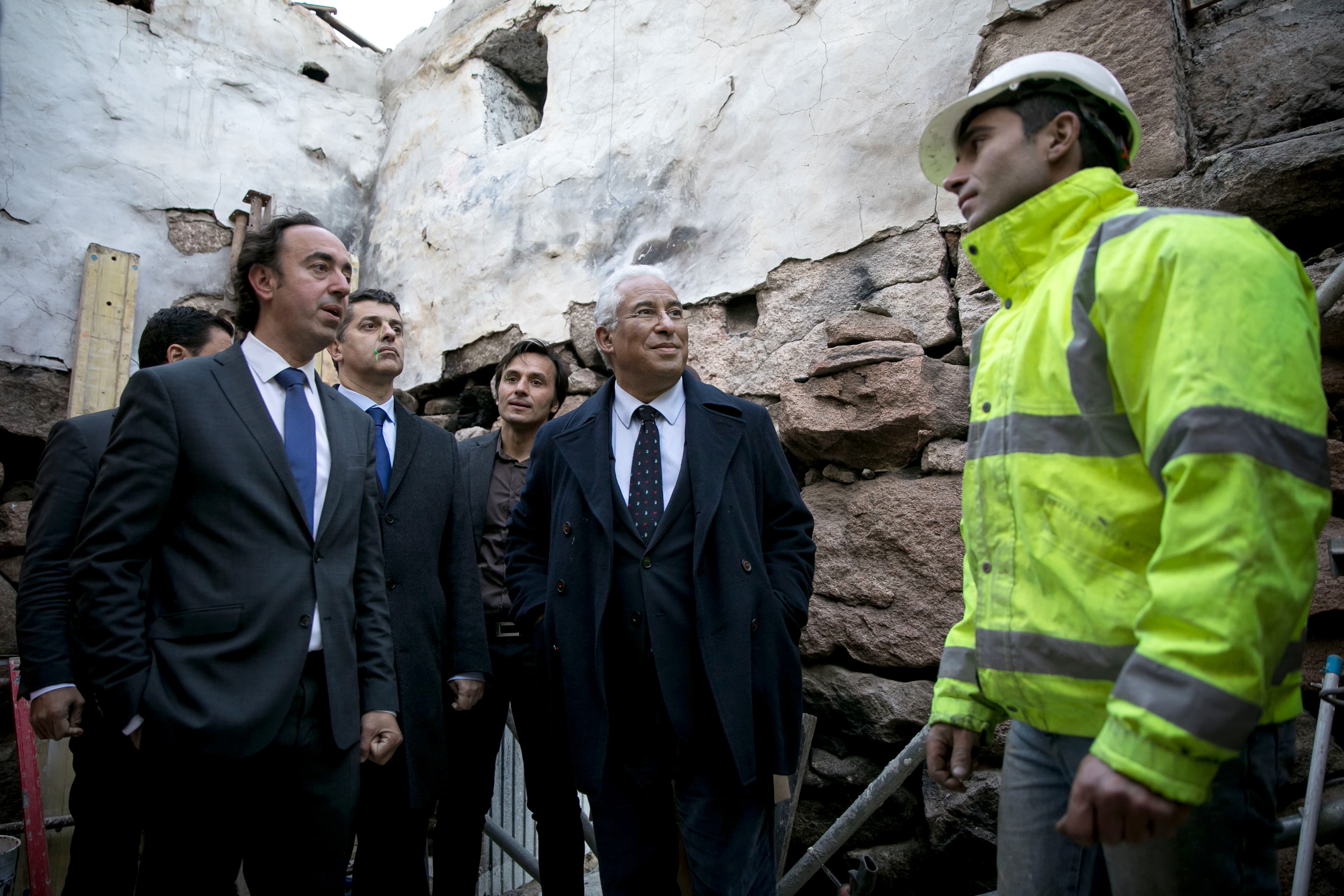 Primeiro-Ministro António Costa e Ministros do Planeamento e Infraestruturas, Pedro Marques, e da Economia, Caldeira Cabral, visitam casas destruídas pelos incêndios já em reconstrução, Vouzela, 14 novembro 2017 (foto: Paulo Vaz Henriques)
