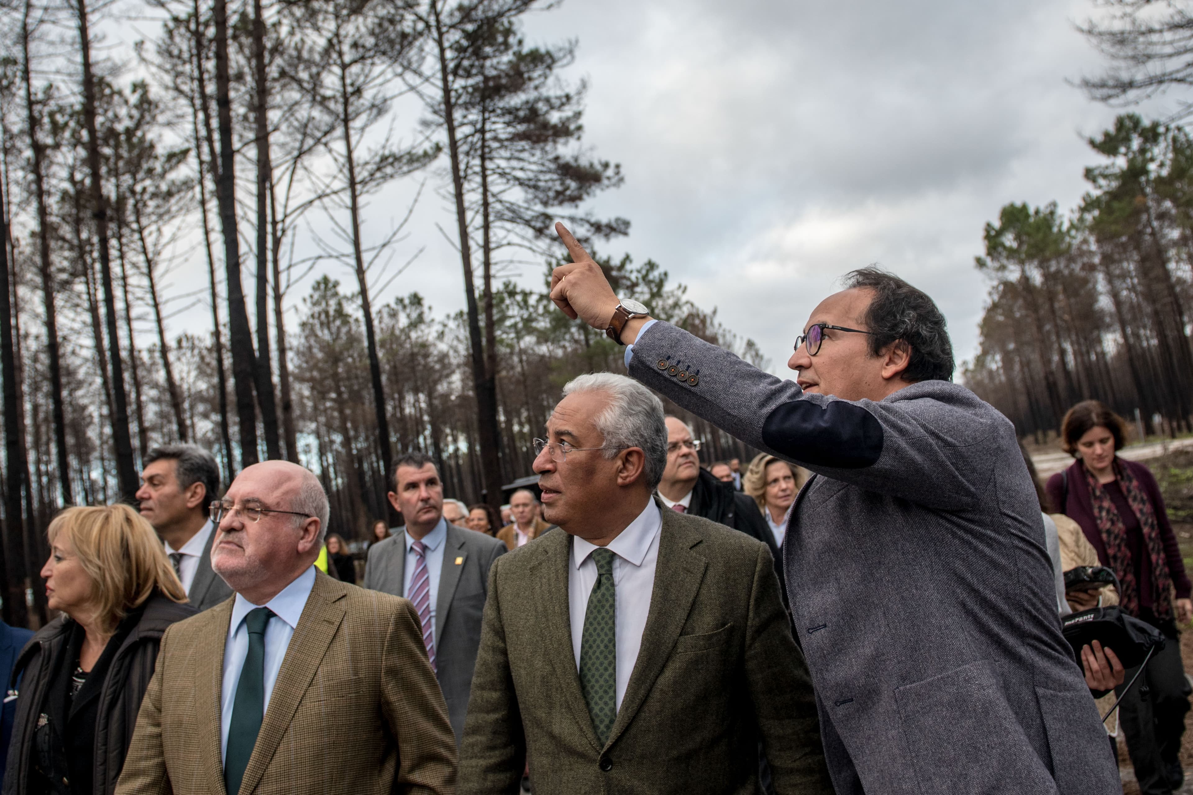 Primeiro-Ministro António Costa e Ministro da Agricultura, Florestas e Desenvolvimento Rural, Luís Capoulas Santos, durante a visita ao Pinhal de Leiria, Marinha Grande, 22 janeiro 2018 (Foto: Rui Miguel Pedrosa/Lusa)
