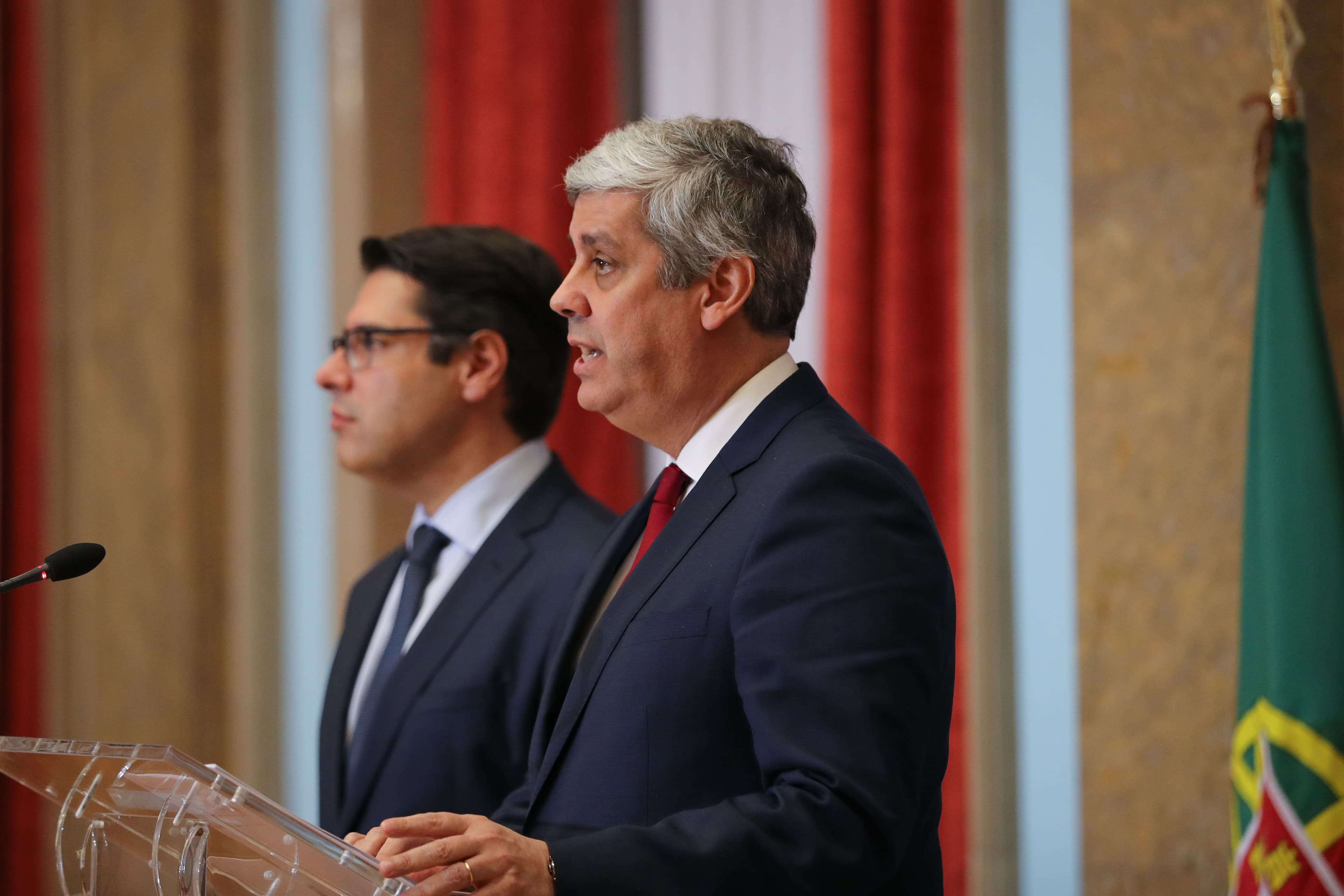 Ministro das Finanças, Mário Centeno, e Secretário de Estado Adjunto e das Finanças, Ricardo Mourinho Félix, na declaração sobre o pagamento antecipado do empréstimo do FMI, Lisboa, 10 dezembro 2018 (Foto: João Relvas)