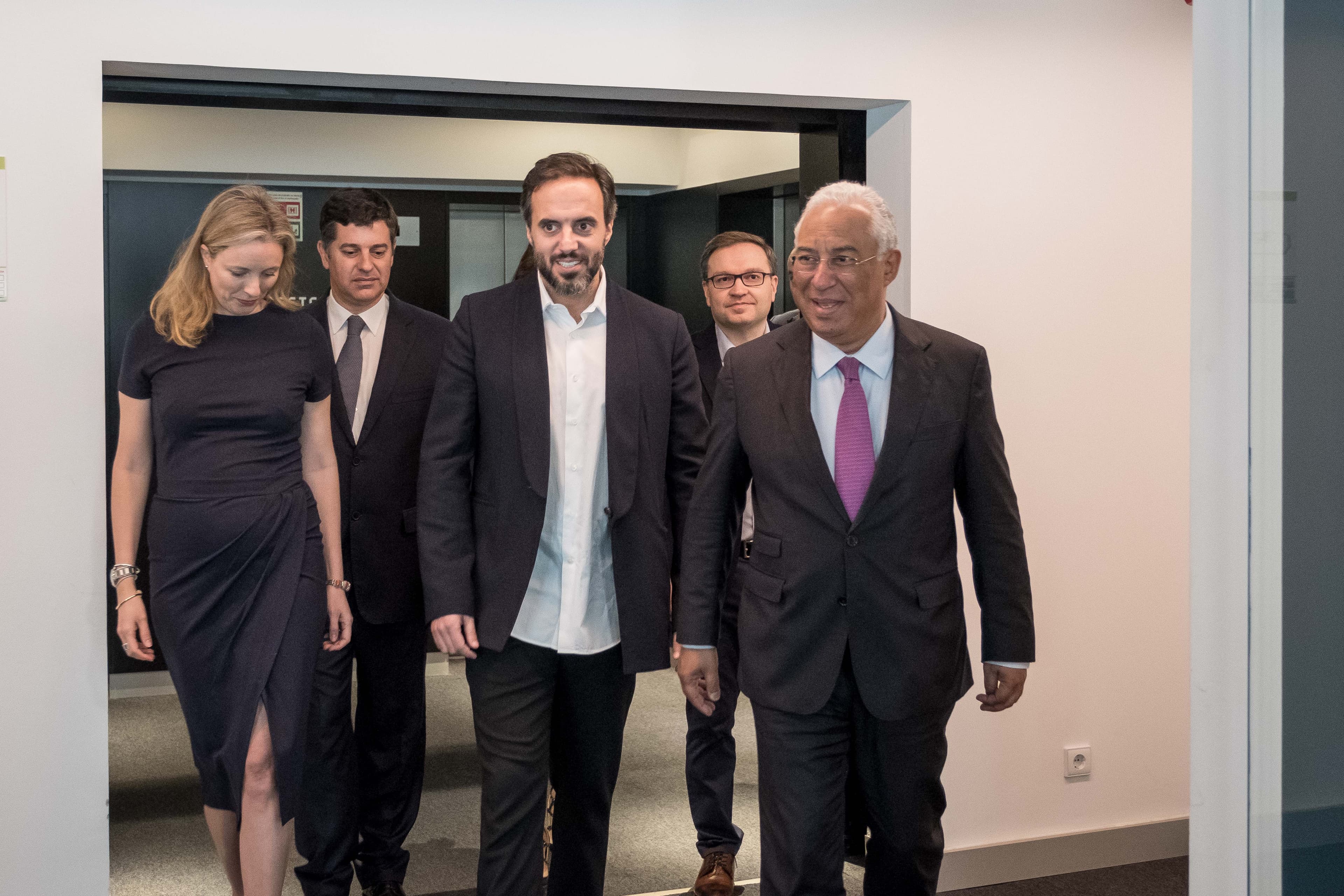 Primeiro-Ministro António Costa e Ministro da Economia, Manuel Caldeira Cabral, no lançamento do projeto de startups da empresa de venda de vestuário online Farfetch, Lisboa, 20 abril 2018 (Foto: Clara Azevedo)