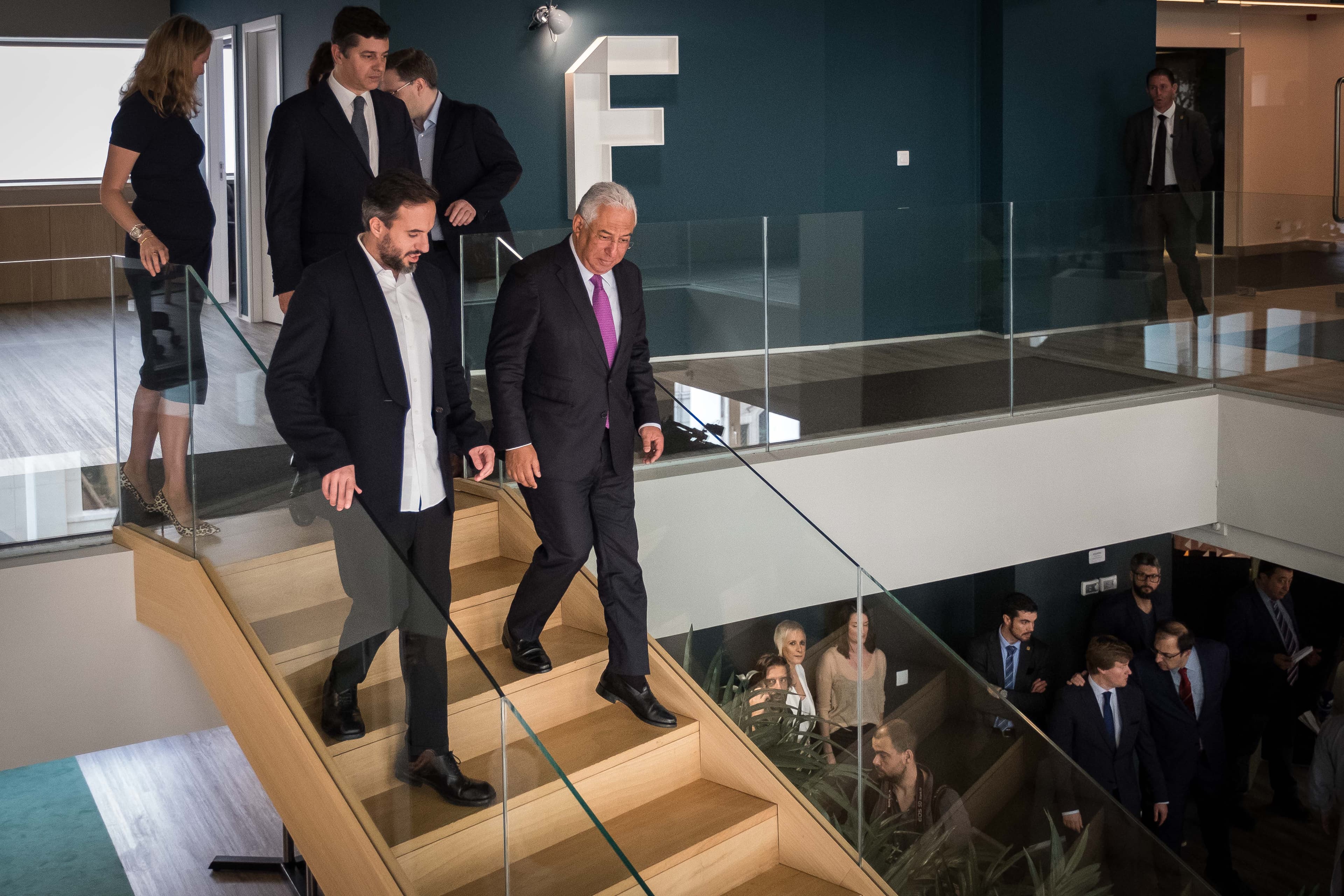 Primeiro-Ministro António Costa e Ministro da Economia, Manuel Caldeira Cabral, no lançamento do projeto de startups da empresa de venda de vestuário online Farfetch, Lisboa, 20 abril 2018 (Foto: Clara Azevedo)