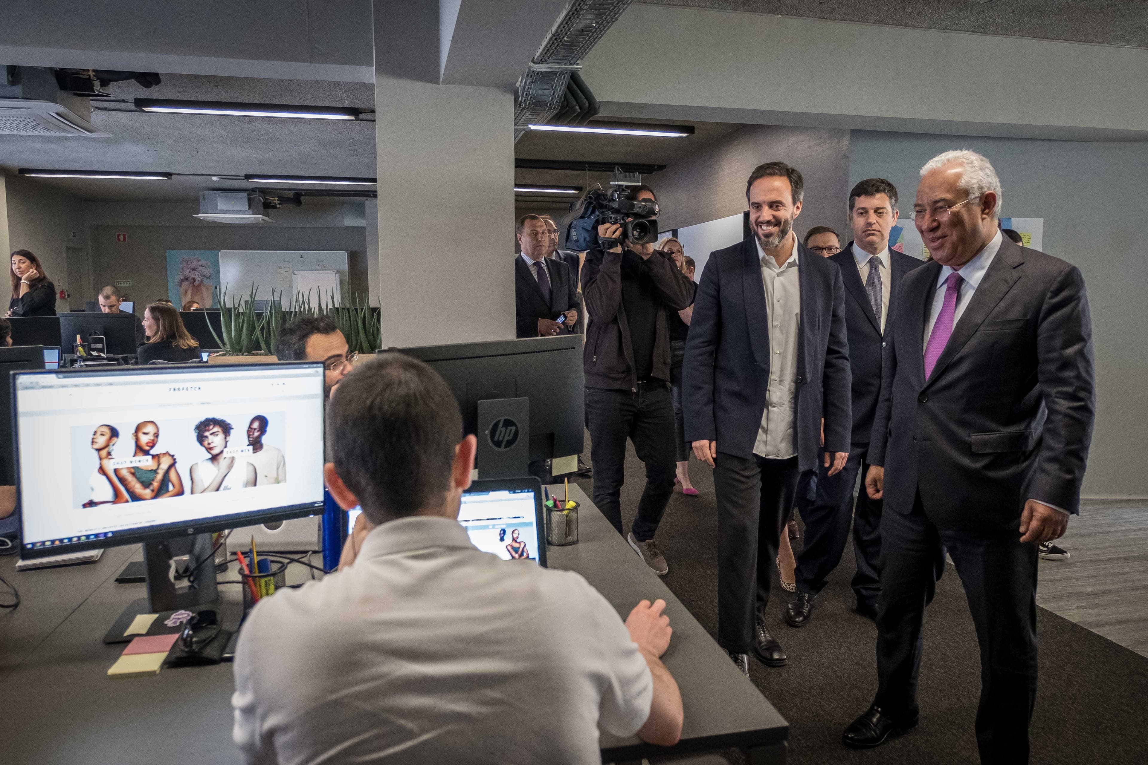 Primeiro-Ministro António Costa e Ministro da Economia, Manuel Caldeira Cabral, no lançamento do projeto de startups da empresa de venda de vestuário online Farfetch, Lisboa, 20 abril 2018 (Foto: Clara Azevedo)