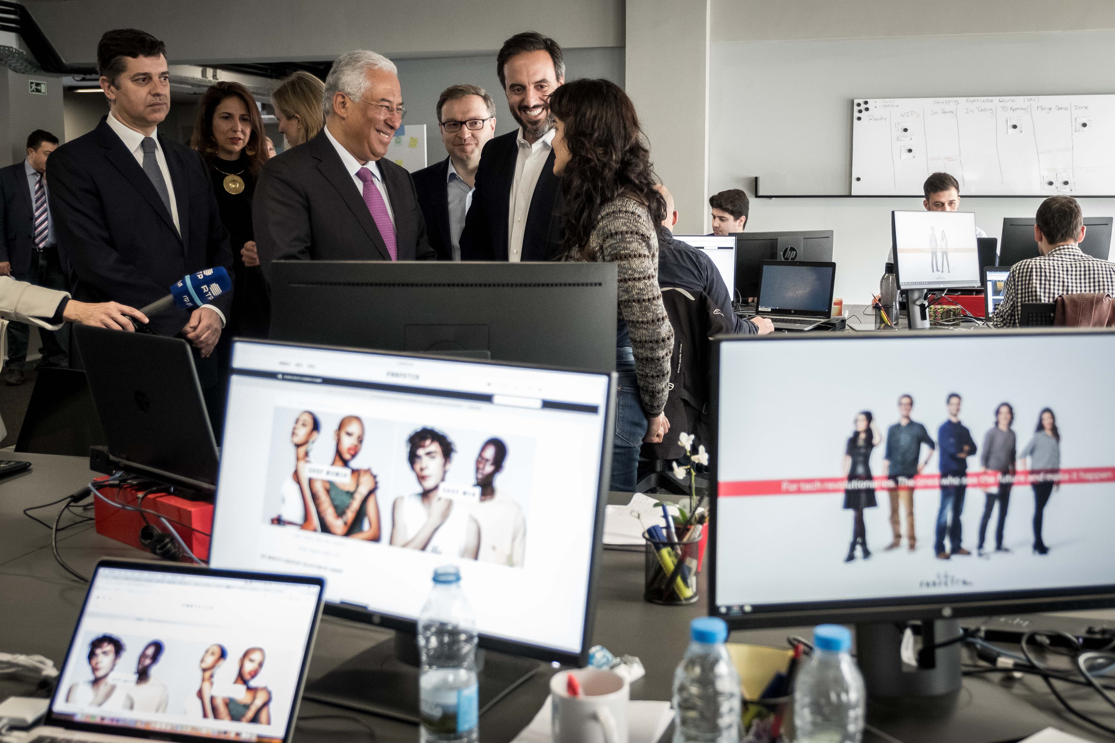 Primeiro-Ministro António Costa e Ministro da Economia, Manuel Caldeira Cabral, no lançamento do projeto de startups da empresa de venda de vestuário online Farfetch, Lisboa, 20 abril 2018 (Foto: Clara Azevedo)