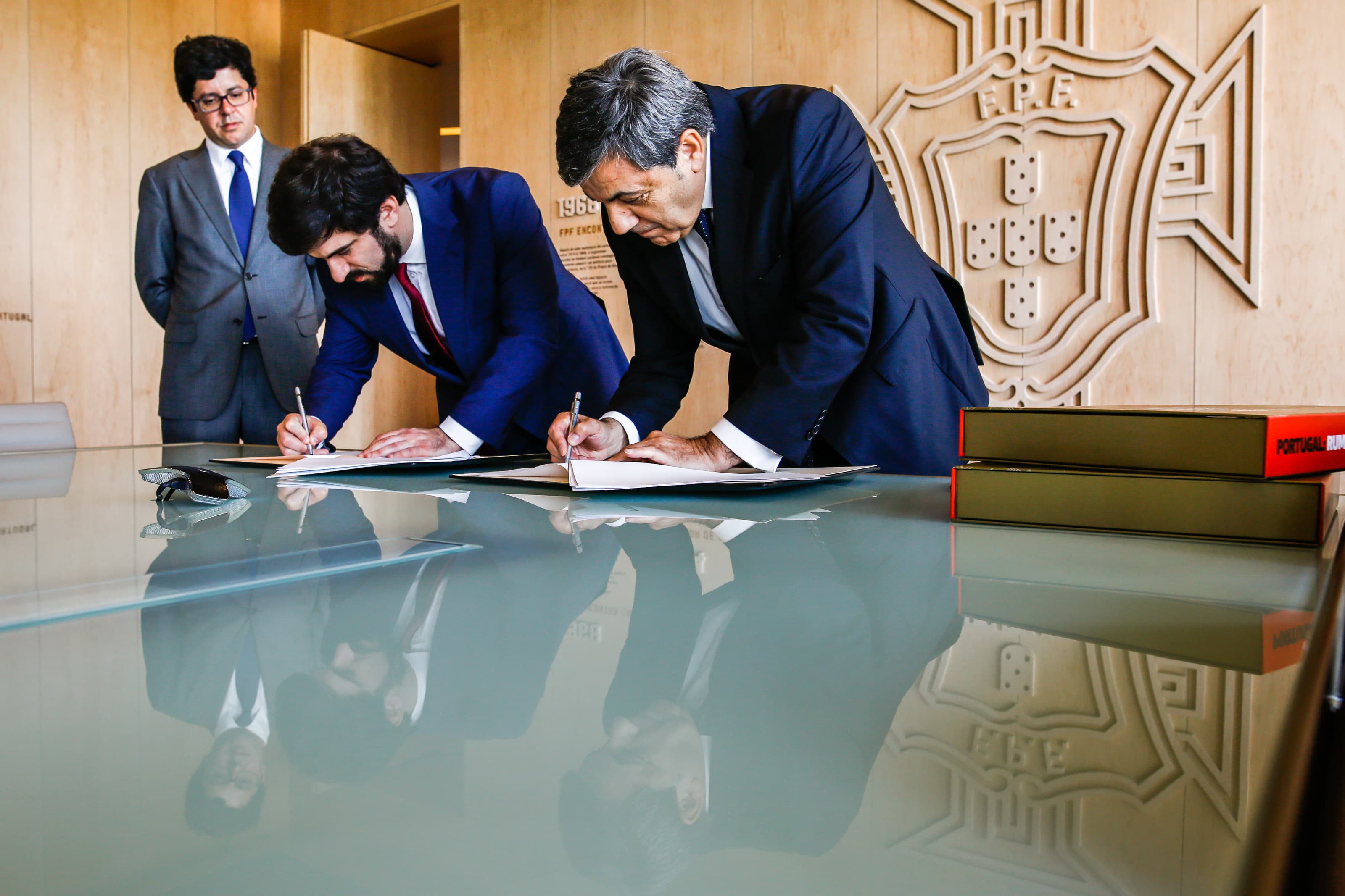 Ministro da Educação, Tiago Brandão Rodrigues, o Secretário de Estado da Juventude e do Desporto, João Paulo Rebelo, e Presidente da Federação Portuguesa de Futebol, Fernando Gomes