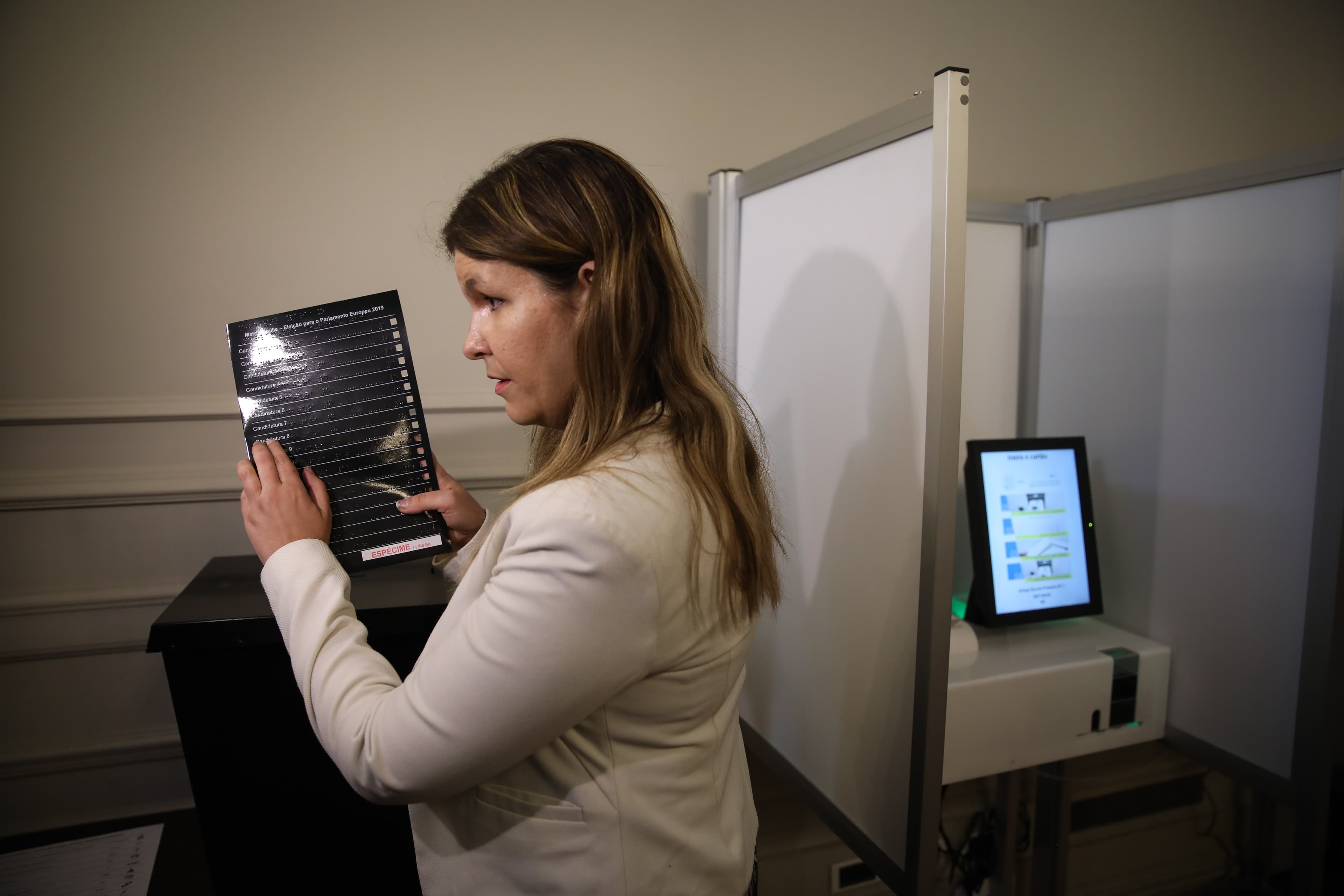 Secretária de Estado da Inclusão das Pessoas com Deficiência, Ana Sofia Antunes, na demonstração do boletim de voto em braille, Lisboa, 17 maio 2019 (Foto: André Kosters/Lusa)