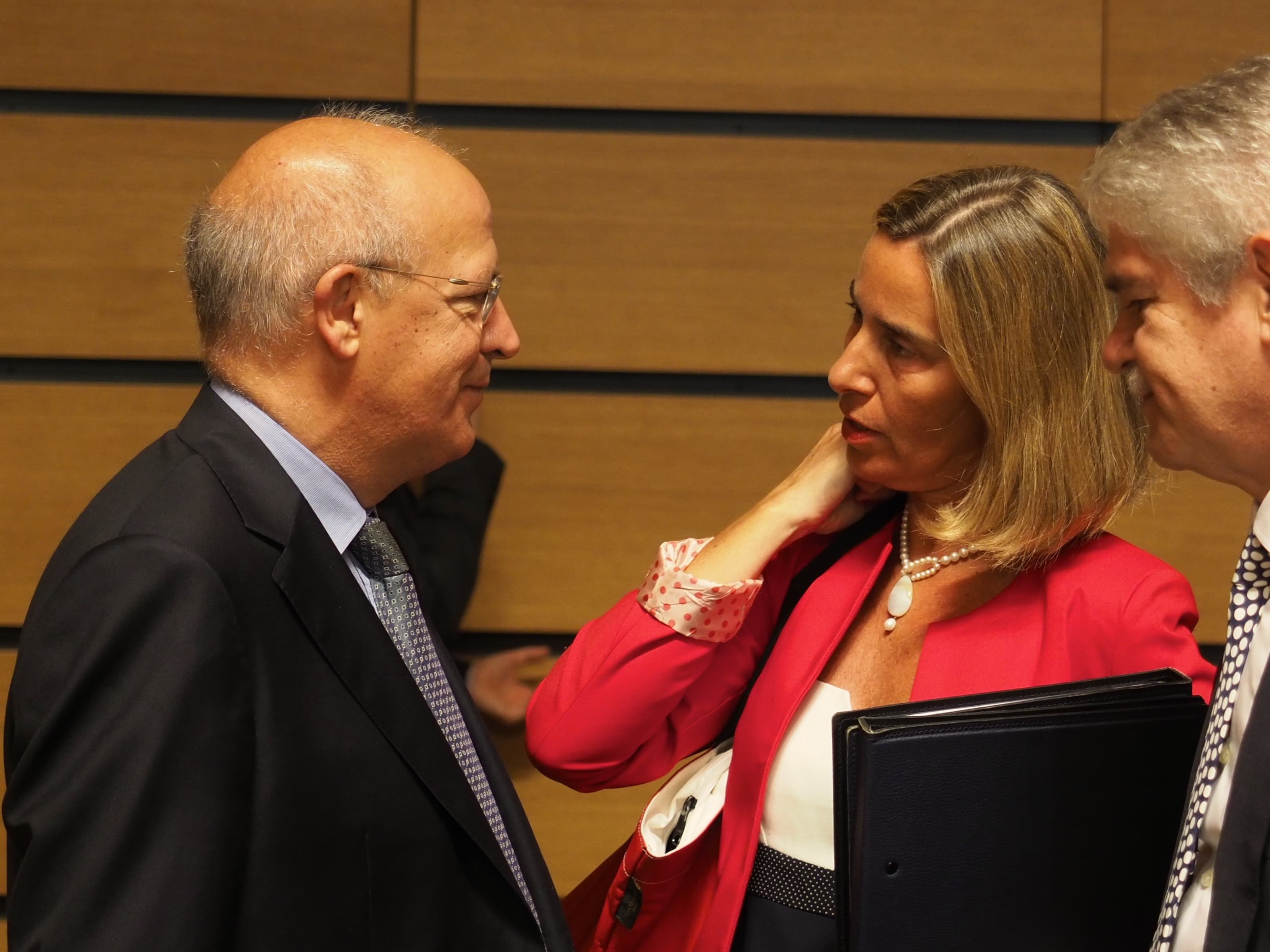 Ministro dos Negócios Estrangeiros, Santos Silva, com a Alta Representante da UE para a política externa e de segurança, Federica Mogherini, no conselho de Negócios Estrangeiros da União Europeia, Bruxelas, 19 junho 2017 (Foto: União Europeia)