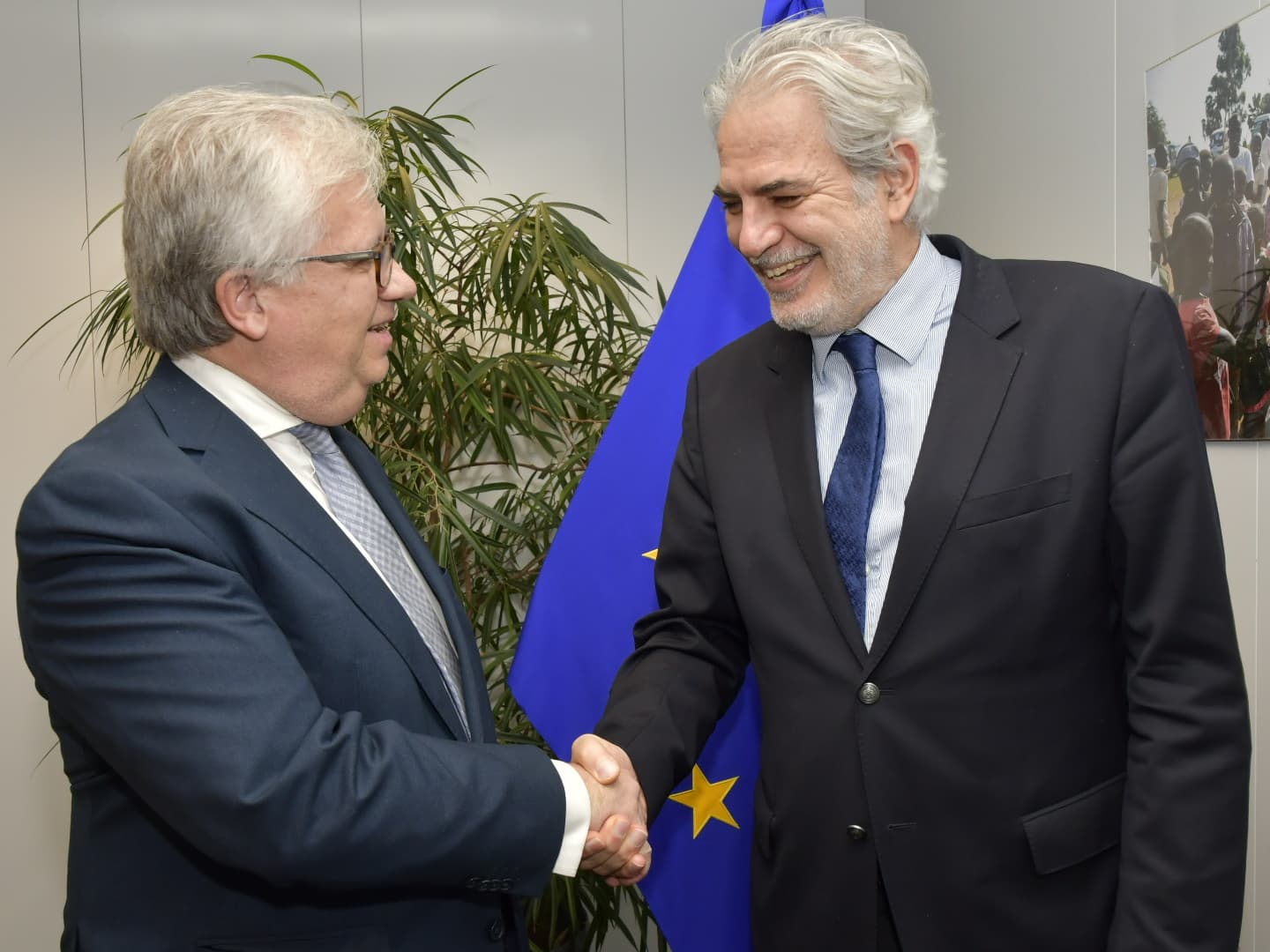 Ministro da Administração Interna, Eduardo Cabrita, com o Comissário europeu da Ajuda Humanitária e Gestão de Crises, Christos Stylianides, Bruxelas, 6 dezembro 2017