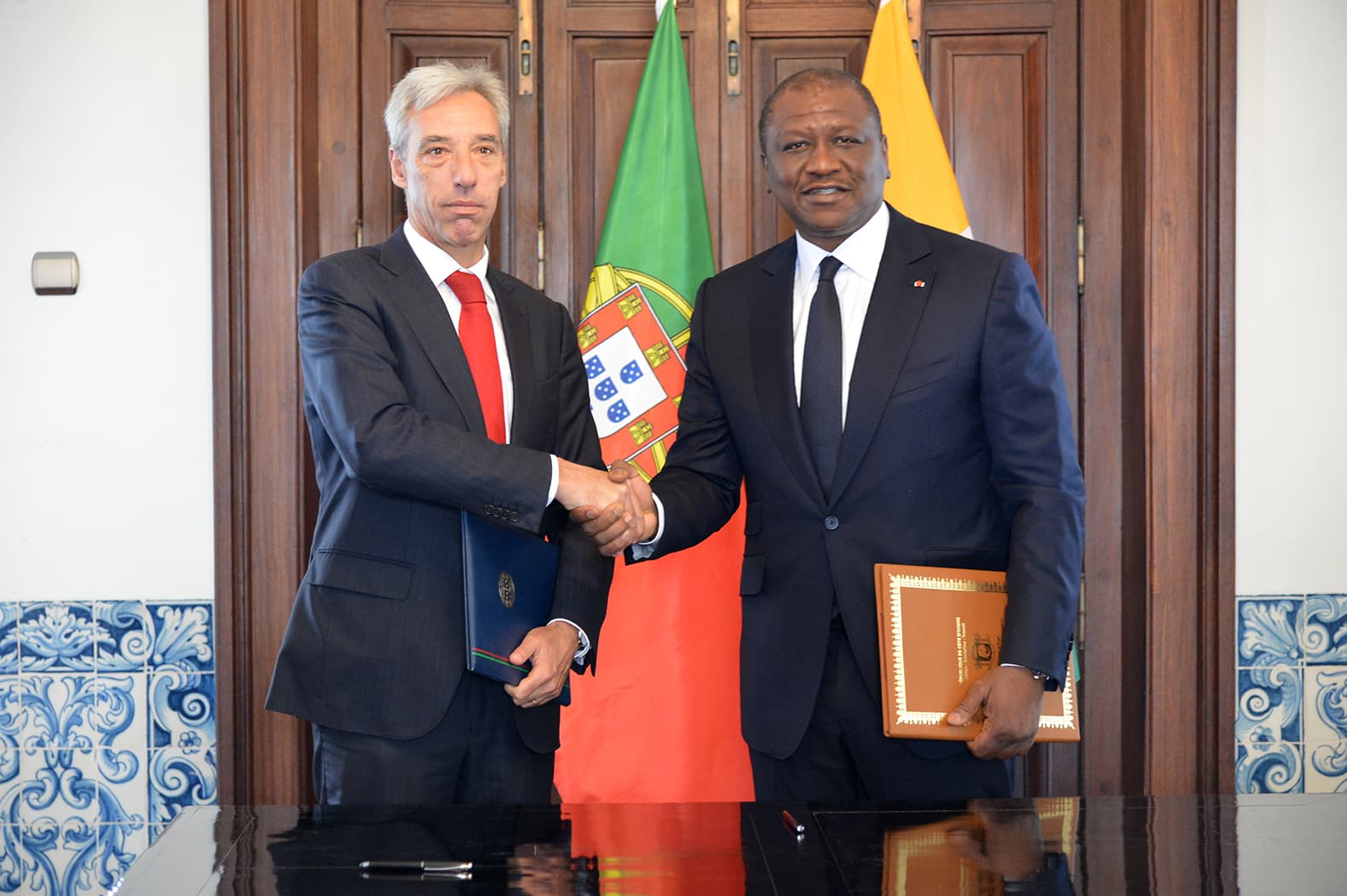 Ministro da Defesa Nacional, João Gomes Cravinho, com o Ministro de Estado e da Defesa da Costa do Marfim, Hamed Bakayolo, Oeiras, 22 abril 2019