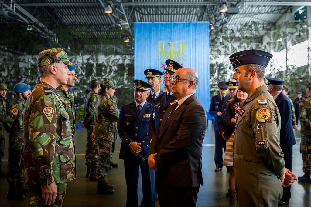 durante a entrega da bandeira nacional à Força Nacional Destacada para o policiamento aéreo do Báltico