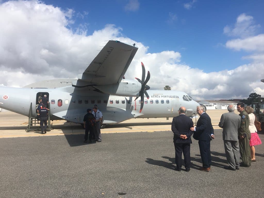 Ministro da Administração Interna, Eduardo Cabrita, e Ministro da Defesa Nacional, José Alberto Azeredo Lopes, na partida para a Suécia de um voo de apoio da Força Aérea Portuguesa, Lisboa, 24 julho 2018