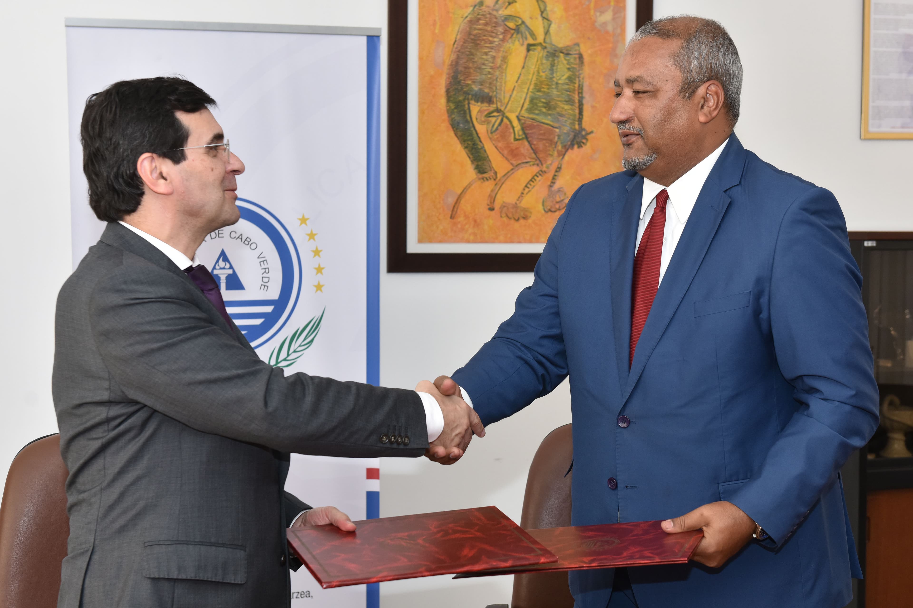 Ministro da Saúde, Adalberto Campos Fernandes, com o seu homólogo cabo-verdiano, Arlindo do Rosário após a assinatura dos acordos de formação em medicina geral e familiar, Cidade da Praia, 16 janeiro 2018 (Foto: Eneias Rodrigues/Lusa)