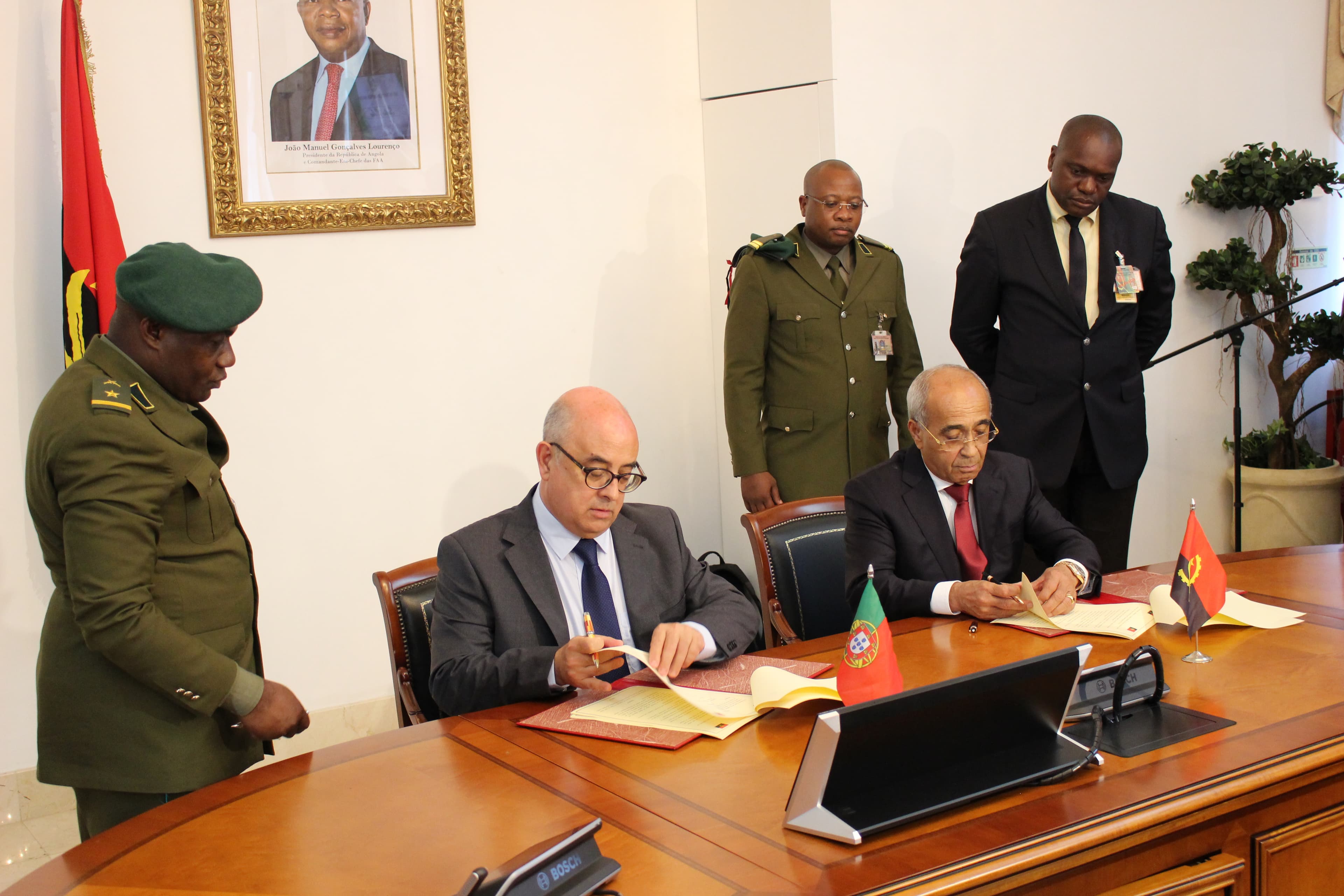 Ministros da Defesa Nacional de Portugal e Angola assinam Programa-Quadro de Cooperação no Domínio da Defesa 2018-2021, Luanda, 18 maio 2018
