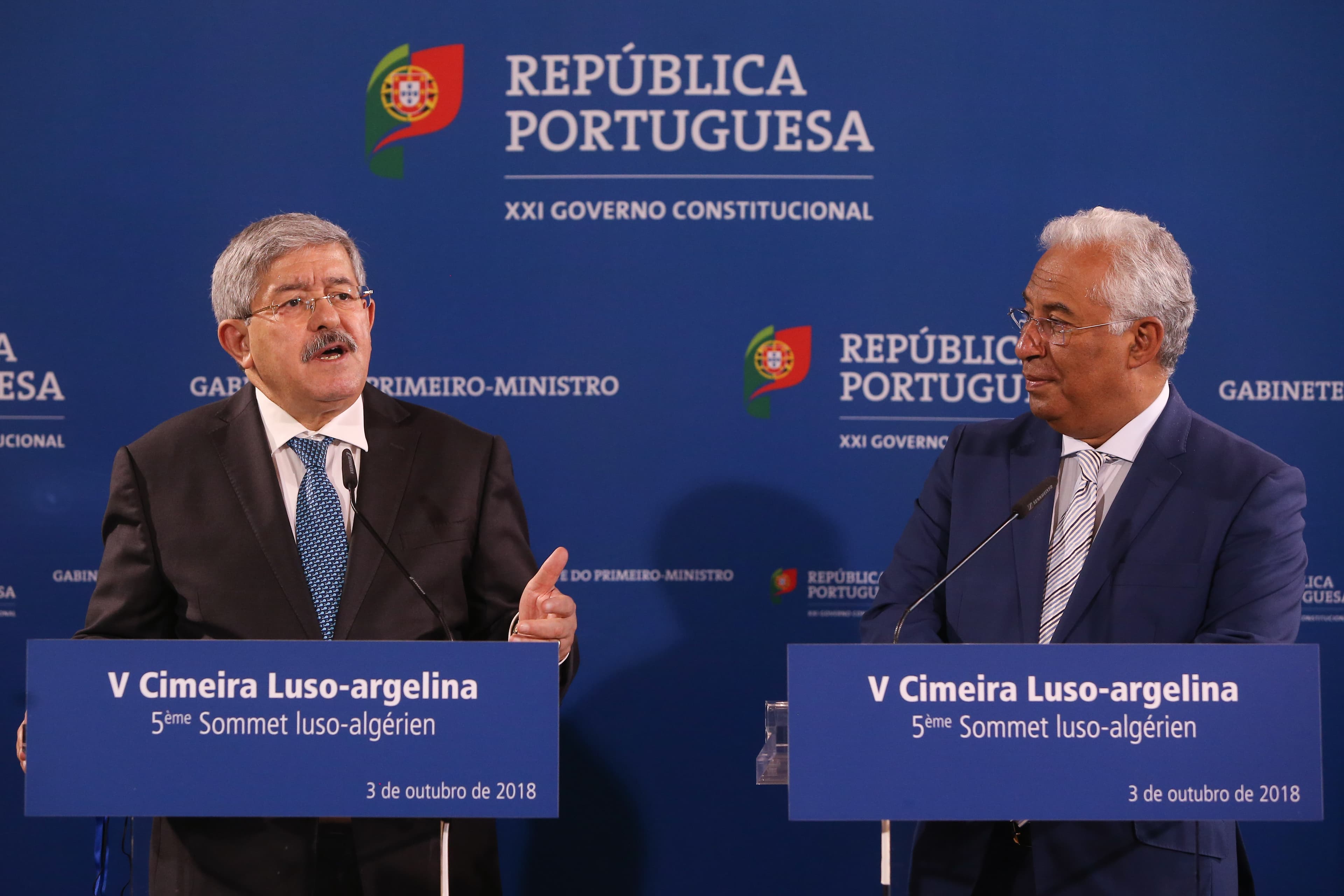 Primeiro-Ministro António Costa e Primeiro-Ministro da Argélia, Ahmed Ouyahia, na conferência de imprensa da quinta Cimeira Luso-Argelina, Lisboa, 3 outubro 2018 (Foto: Inácio Rosa/Lusa)
