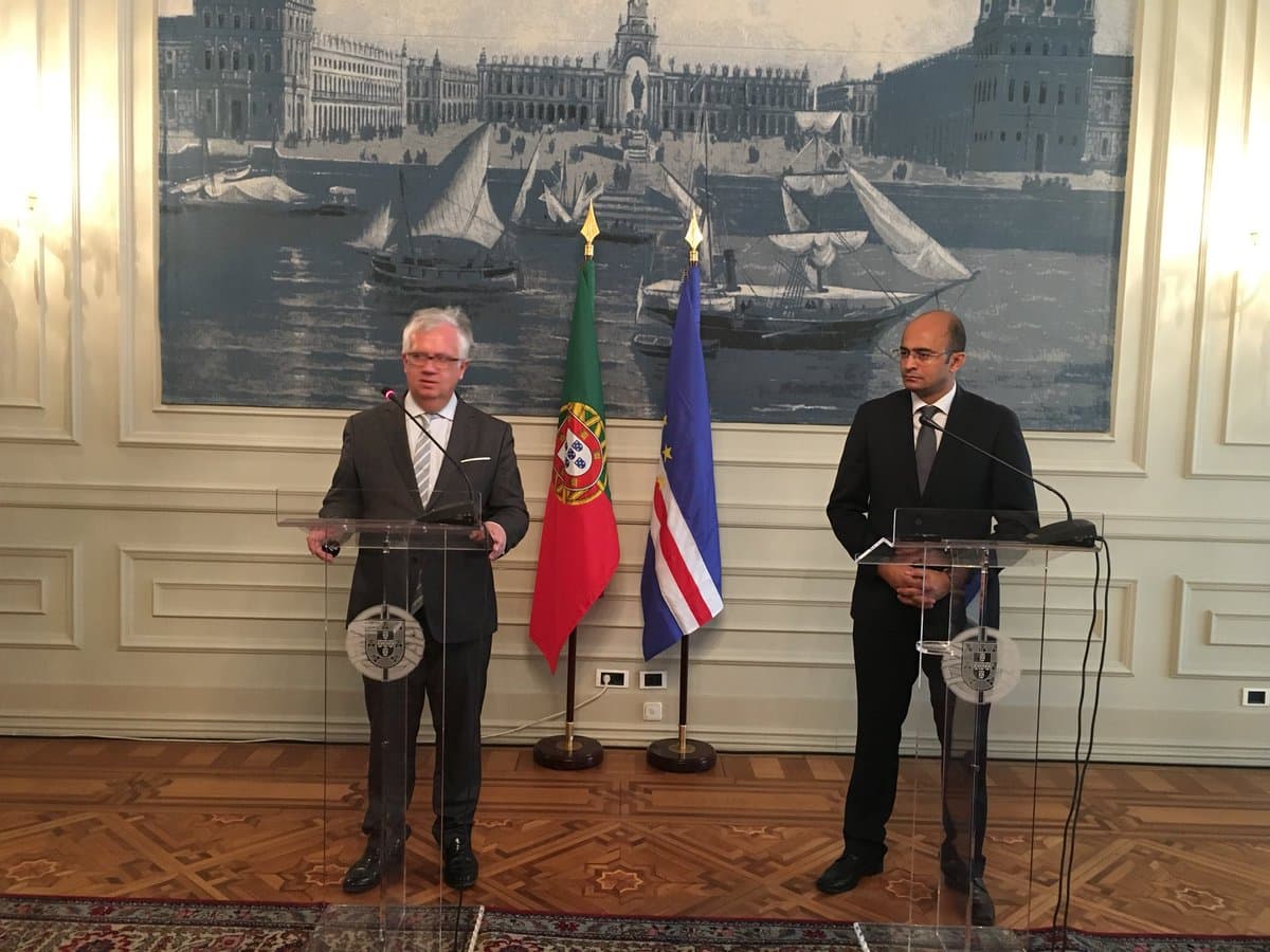 Ministro da Administração Interna, Eduardo Cabrita, com o seu homólogo cabo-verdiano, Paulo Rocha, após a assinatura de um protocolo de cooperação técnico-policial, Lisboa, 18 dezembro 2017