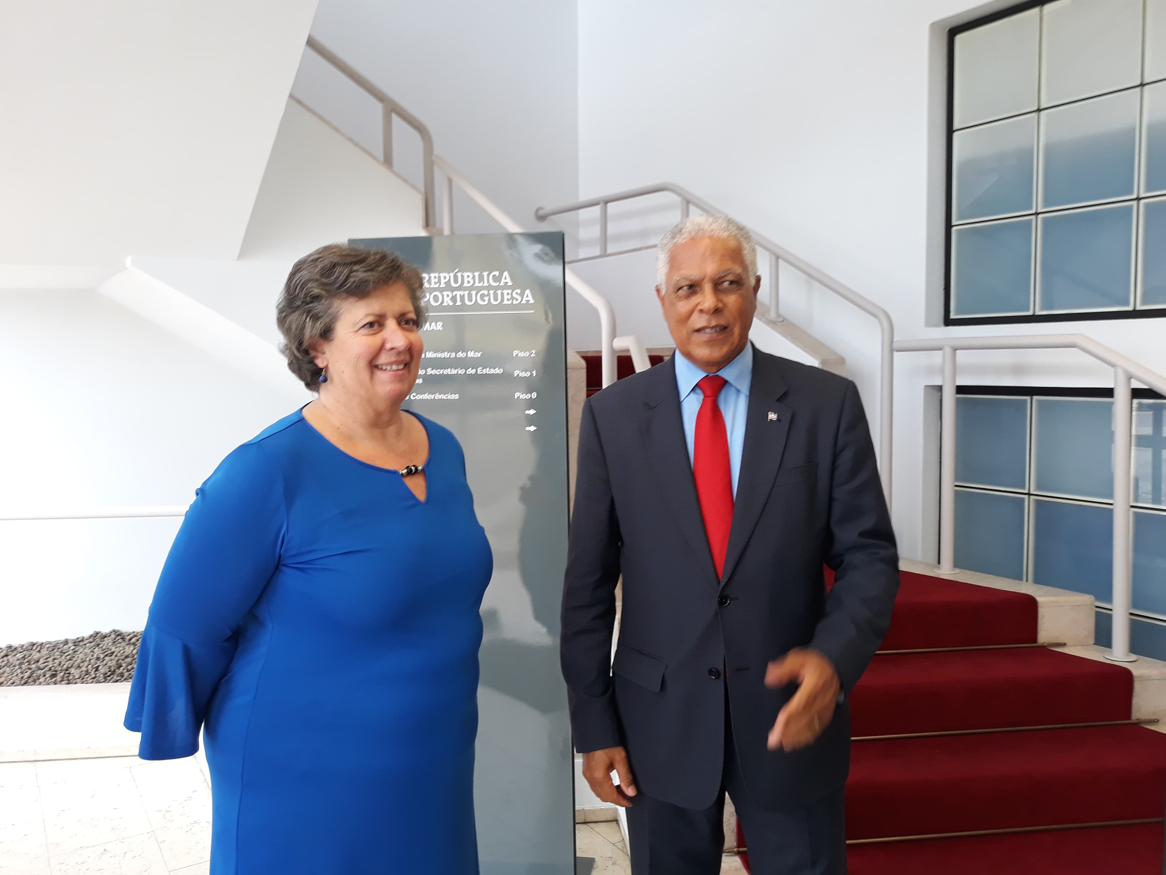 Ministra do Mar, Ana Paula Vitorino, e Ministro do Turismo e Transportes e Ministro da Economia Marítima de Cabo Verde, José da Silva Gonçalves, após assinatura do acordo de cooperação
