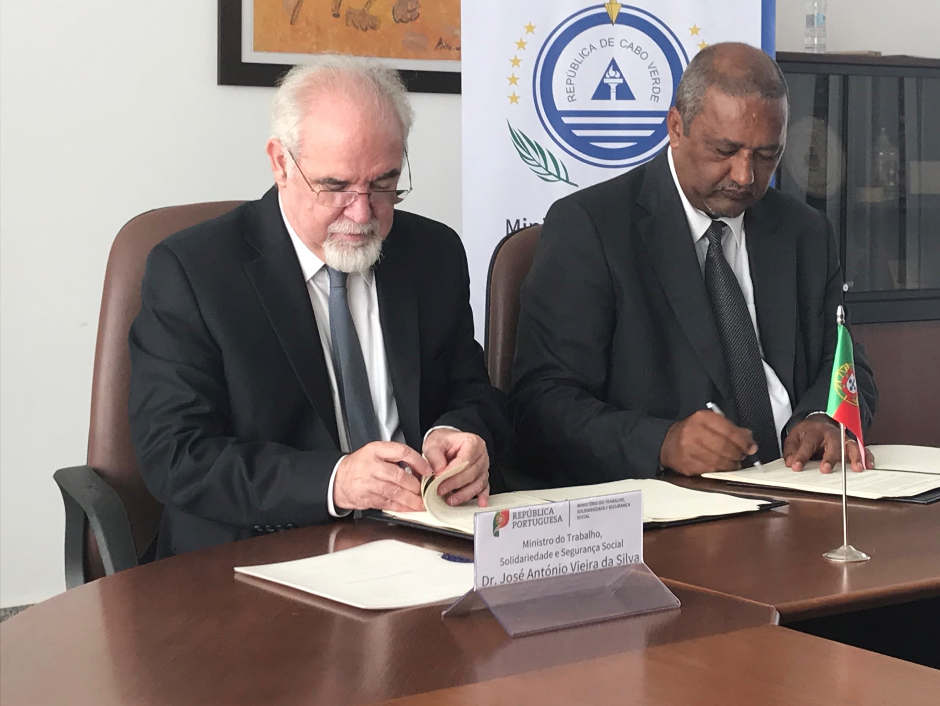 Ministro do Trabalho, Solidariedade e Segurança Social, Vieira da Silva, e Ministro da Saúde e da Segurança Social de Cabo Verde, Arlindo do Rosário, assinam acordo de segurança social, Cidade da Praia, 20 setembro 2018