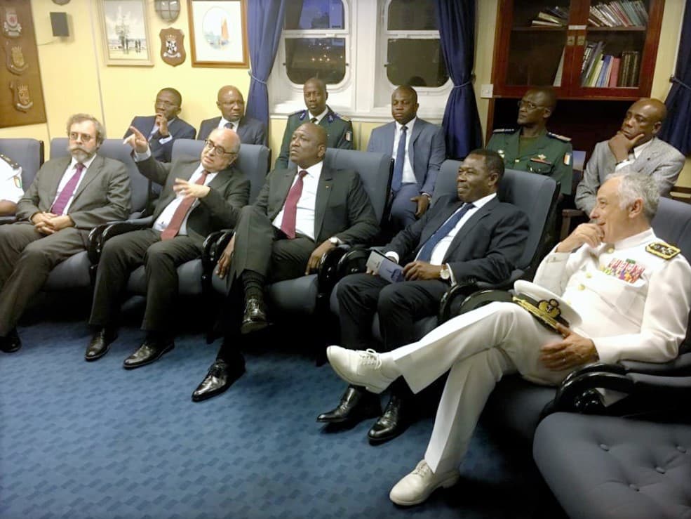 Ministro da Defesa Nacional, Azeredo Lopes, com o homólogo da Costa do Marfim, Hamed Bakayoko, a bordo o navio «Bérrio», Abidjan, 25 fevereiro 2018