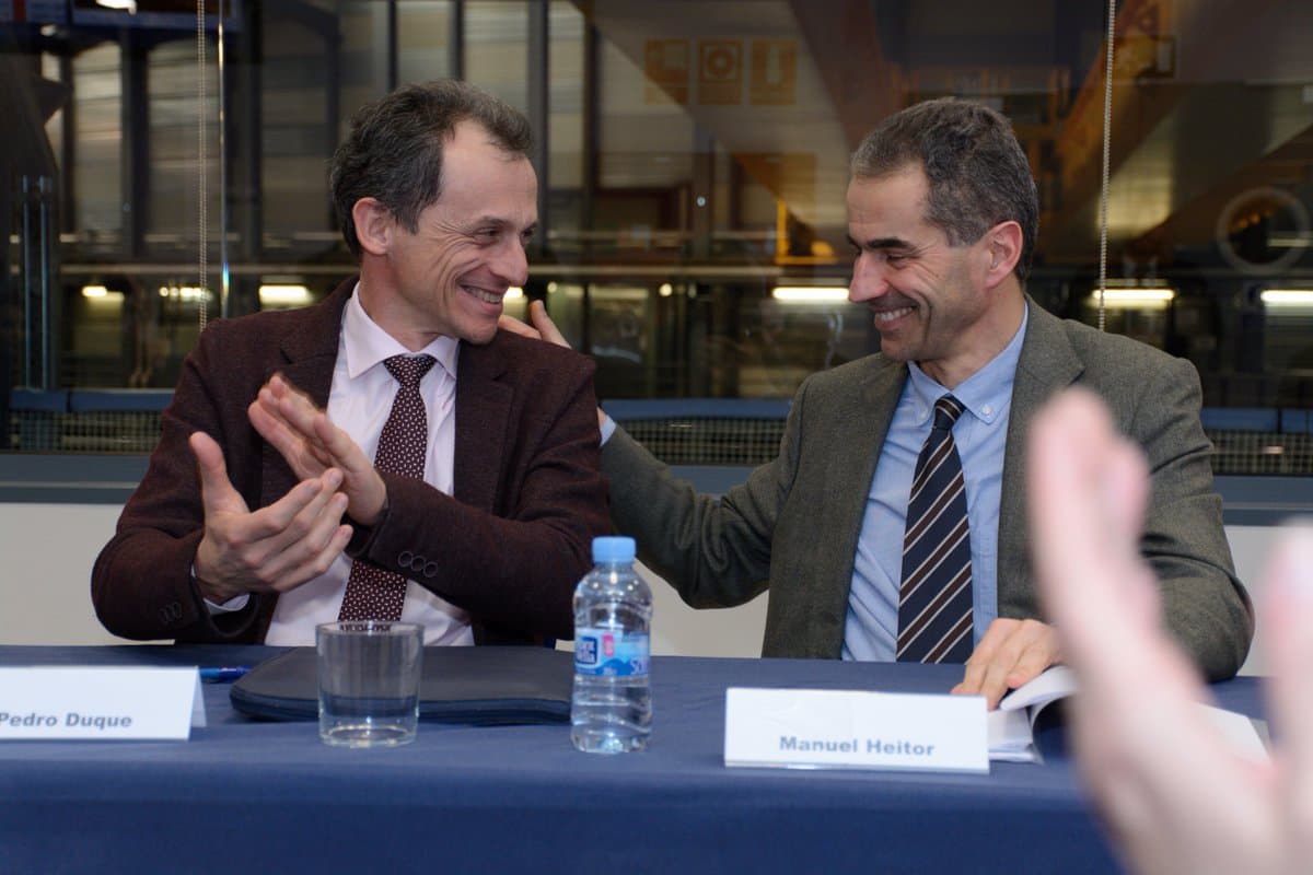 Ministros da Ciência, Tecnologia e Ensino Superior, Manuel Heitor, e da Ciência, Inovação e Universidades de Espanha, Pedro Duque, assinam acordo sobre colaboração no laboratório de Luz ALBA, Barcelona, 11 fevereiro 2019