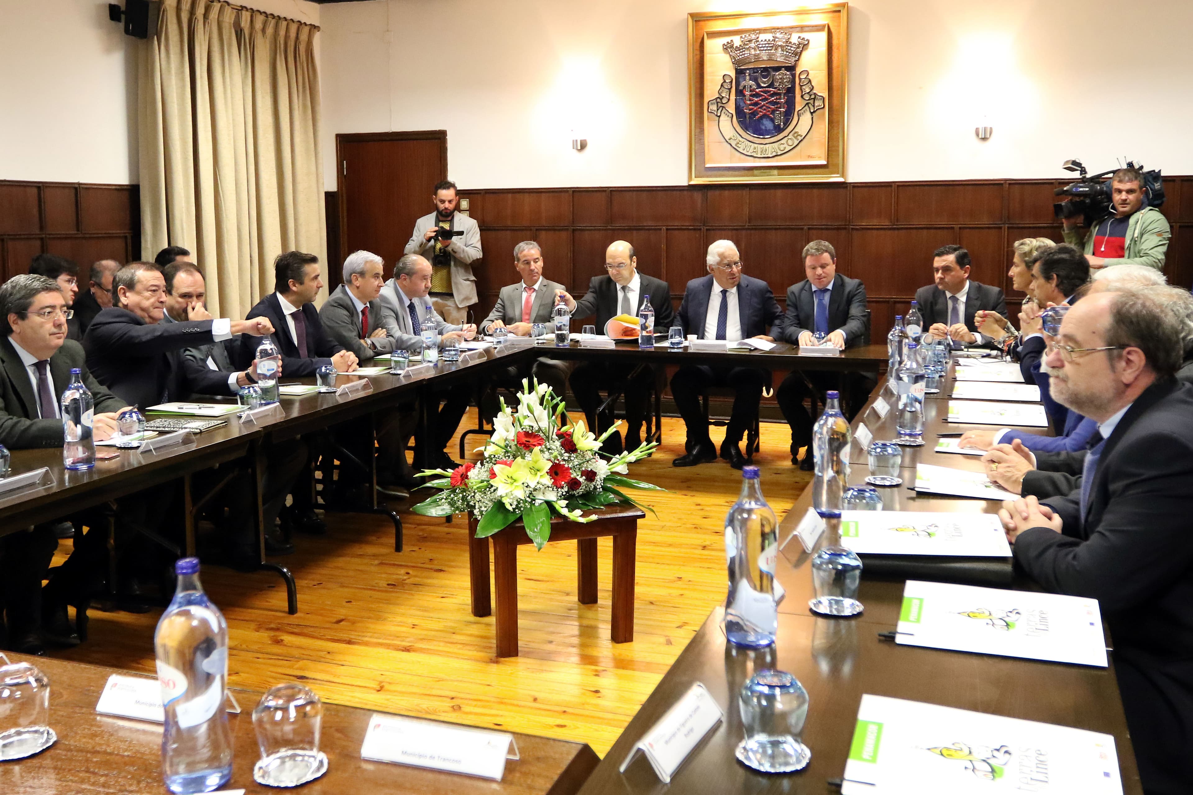 Primeiro-Ministro António Costa e Ministros Adjunto e da Economia Siza Vieira, e do Planeamento e Infraestruturas, Pedro Marques com os autarcas d Comunidades Intermuncipais das Beiras, Penamancor, 20 novembro 2018 (Foto: António José/Lusa)