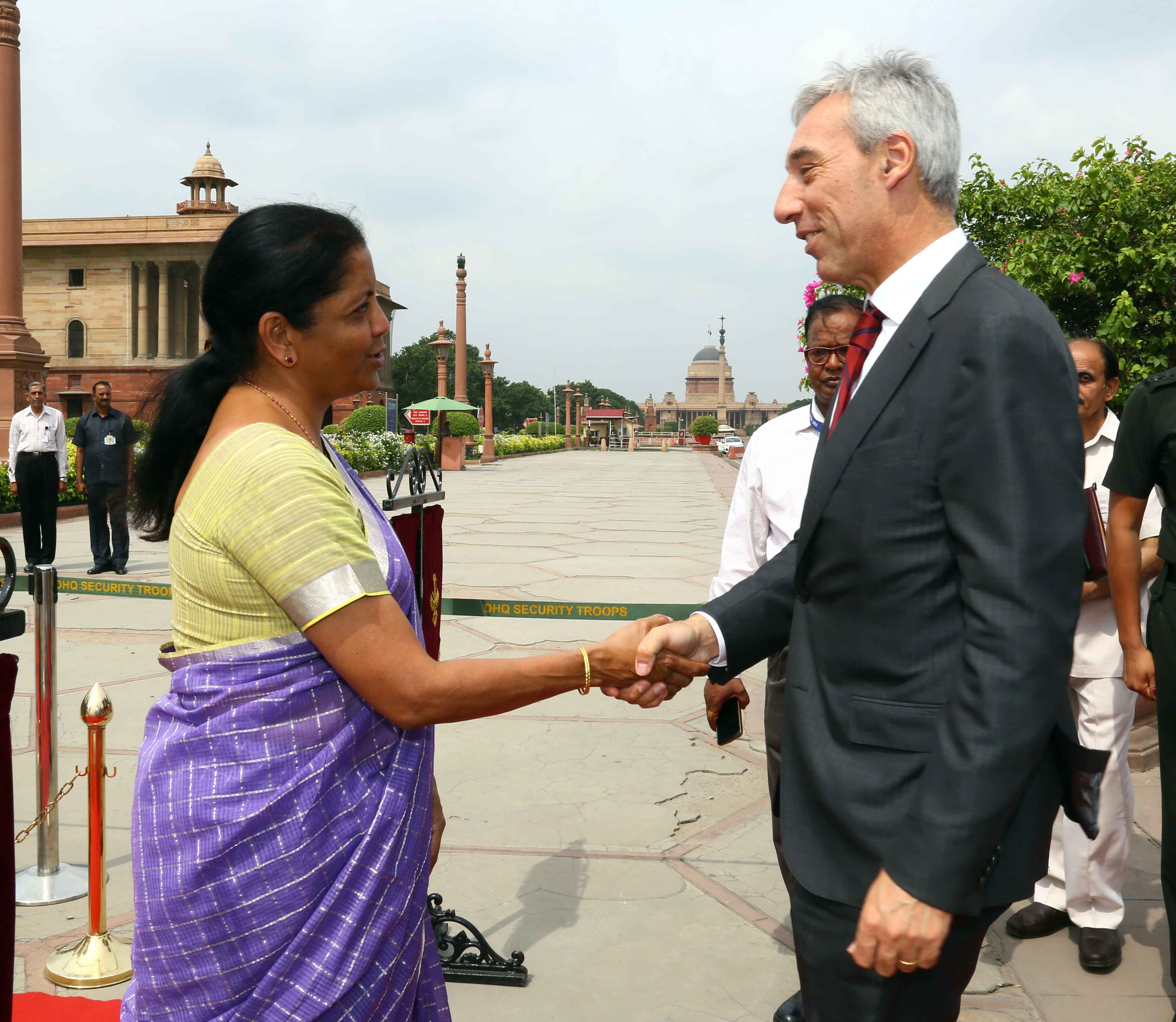 Ministro da Defesa Nacional, João Gomes Cravinho, com Ministra da Defesa da Ãndia, Nirmala Sitharaman, Nova Deli, Ãndia, 17 abril 2019