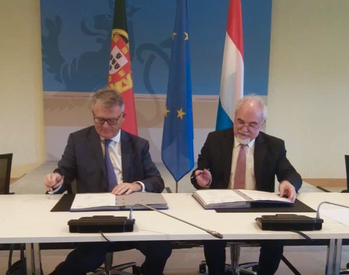 Ministro do Trabalho, Solidariedade e Segurança Social, José António Vieira da Silva, e o homólogo luxemburguês, Nicolas Schmit, na assinatura do protocolo de cooperação, Luxemburgo, 20 junho 2018