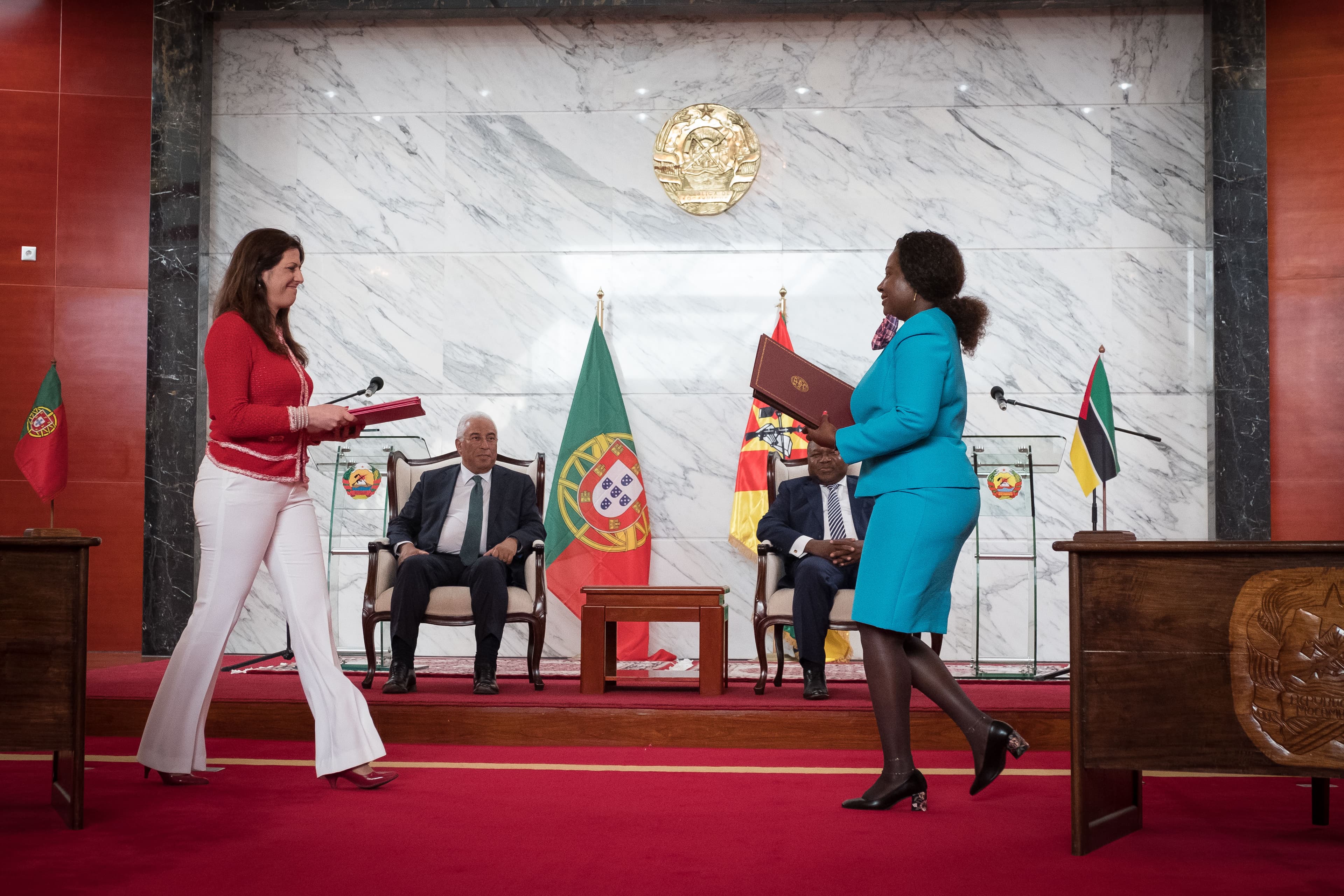 Secretária de Estado da Segurança Social, Cláudia Joaquim, e Ministra do Trabalho e da Segurança Social de Moçambique, Vitória Dias Diogo, na assinatura do acordo sobre Segurança Social, Maputo, 5 julho 2018 (Foto: Clara Azevedo)