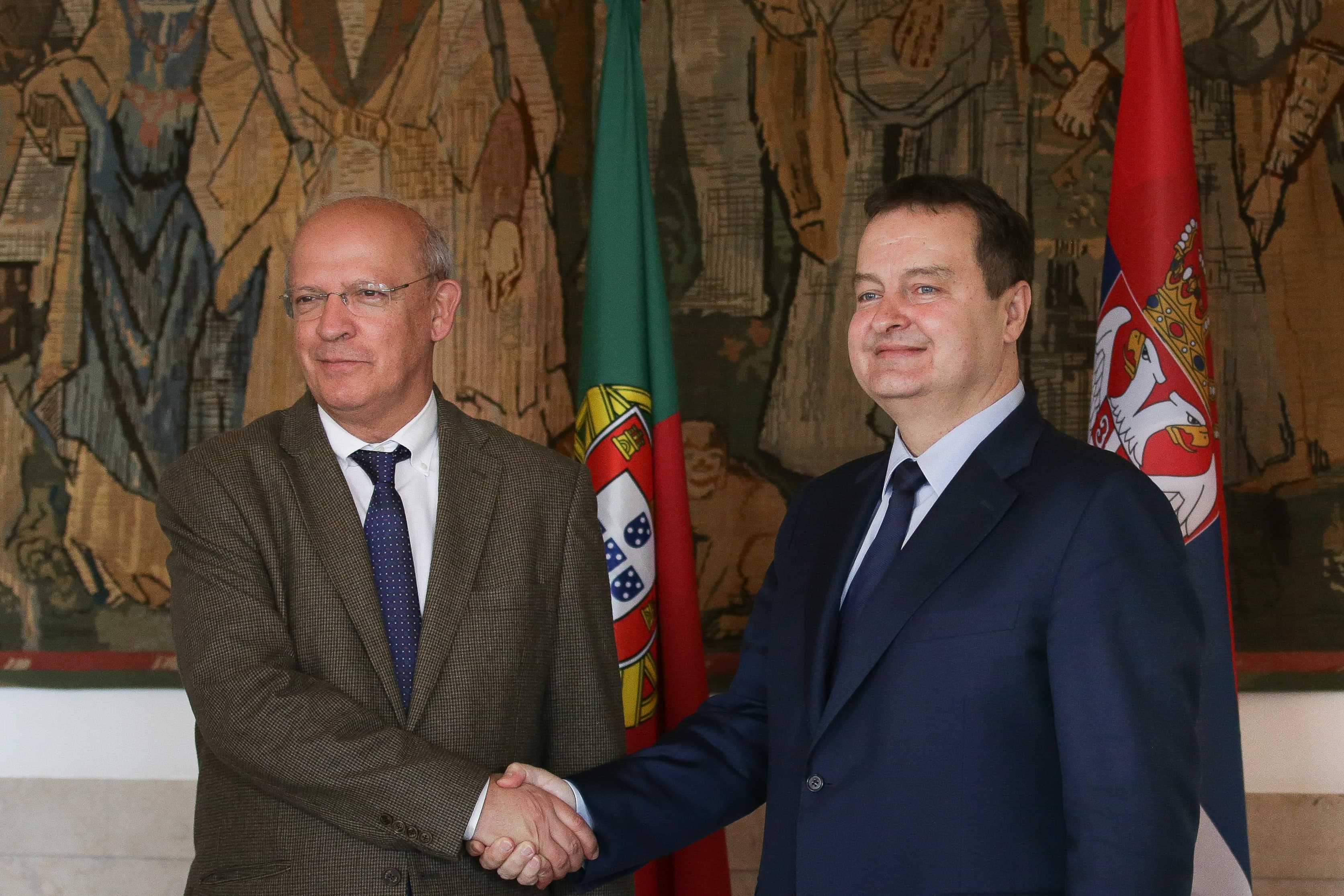 Ministro dos Negócios Estrangeiros, Augusto Santos Silva, e Ministro dos Negócios Estrangeiros da Sérvia Ivica Dacic, durante uma conferência de imprensa conjunta, Lisboa, 20 abril 2018 (Foto: Mário Cruz/Lusa)