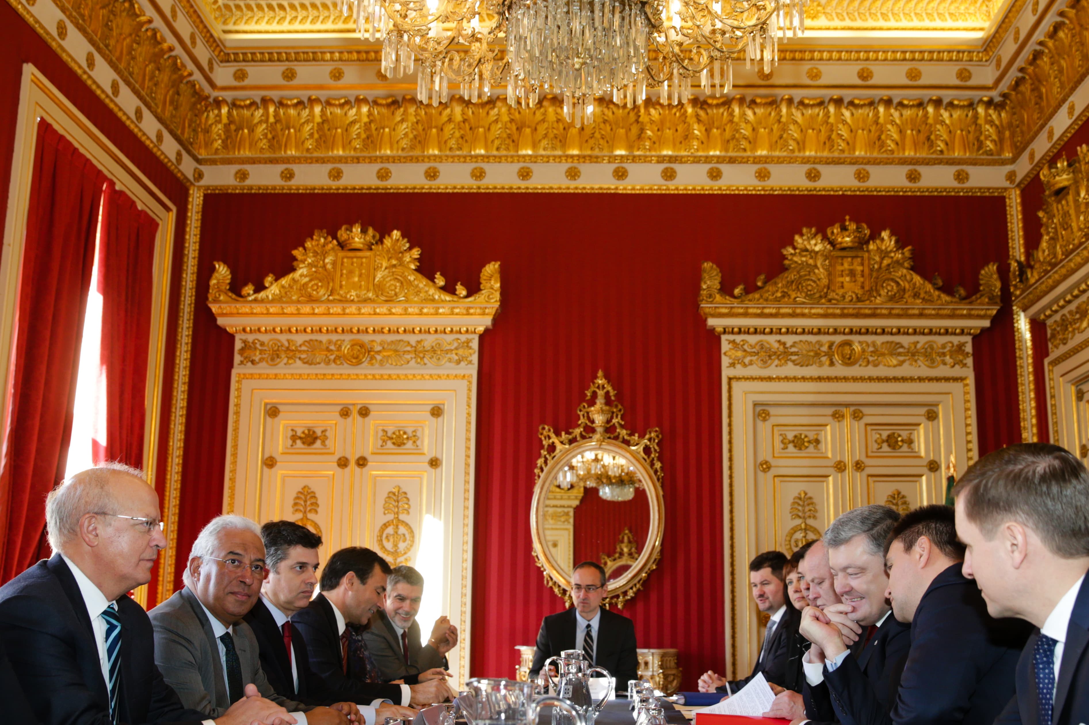 Primeiro-Ministro António Costa e Presidente da República da Ucrânia, Petro Porochenko, à cabeça das respetivas delegações na reunião bilateral, Lisboa, 18 dezembro 2017 (Foto: Tiago Petinga/Lusa)