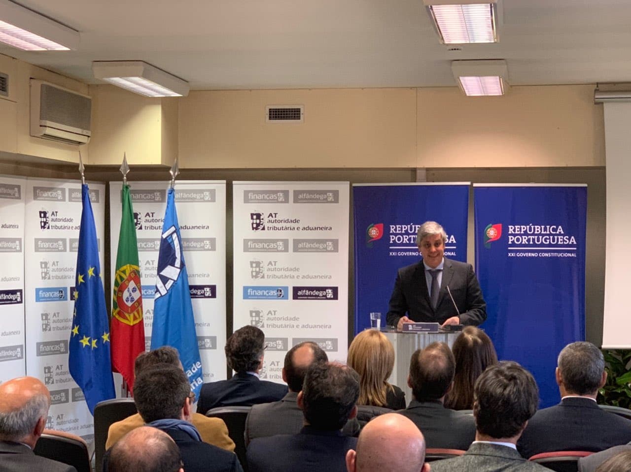 Ministro das Finanças, Mário Centeno, durante a visita à repartição das Finanças de Braga, 26 novembro 2018