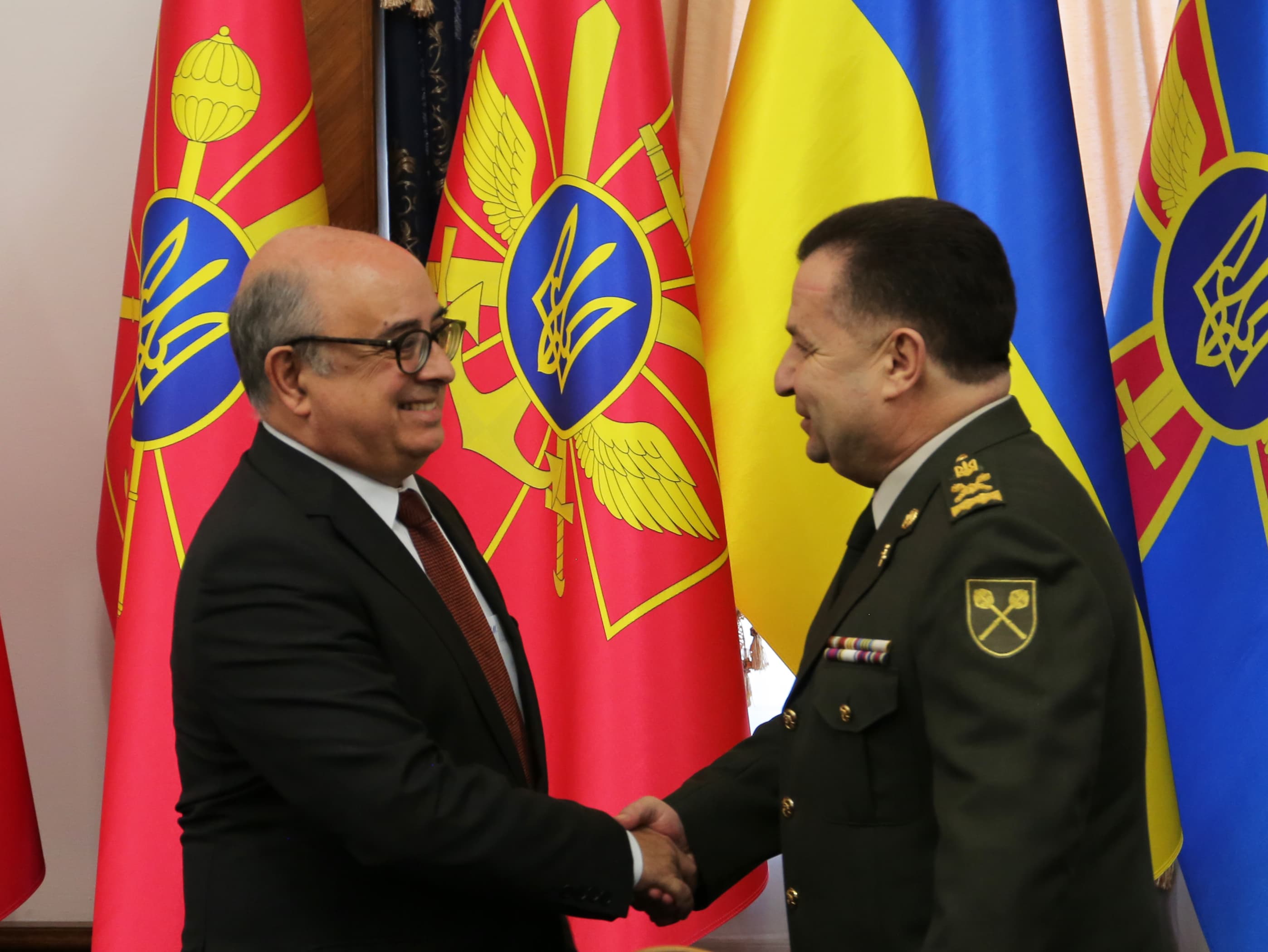 Ministro da Defesa Nacional, José Alberto Azeredo Lopes, e o seu homólogo ucraniano, o general Stepan Poltorak, durante a visita oficial à Ucrânia, Kiev, 4 abril 2018