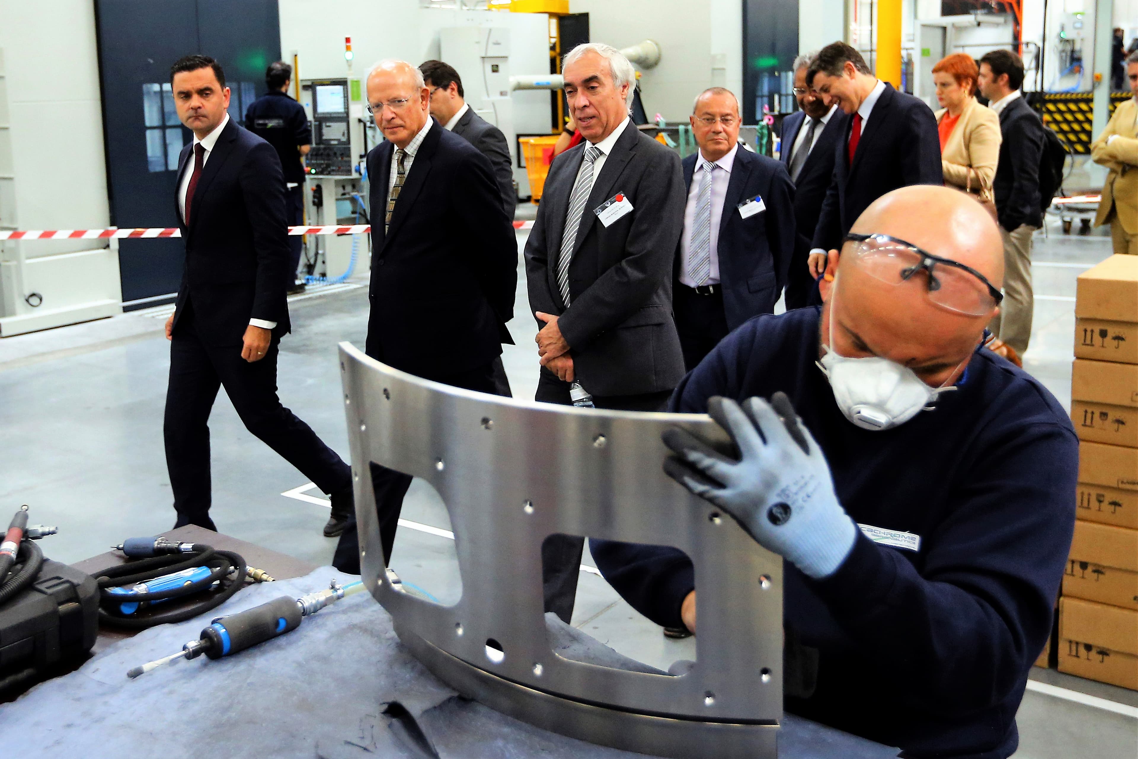 Ministros Santos Silva, Pedro Marques e Manuel Caldeira Cabral na inauguração de fábrica de componentes para aeronáutica, Évora, 13 outubro 2017 (Foto Nuno Veiga/Lusa)