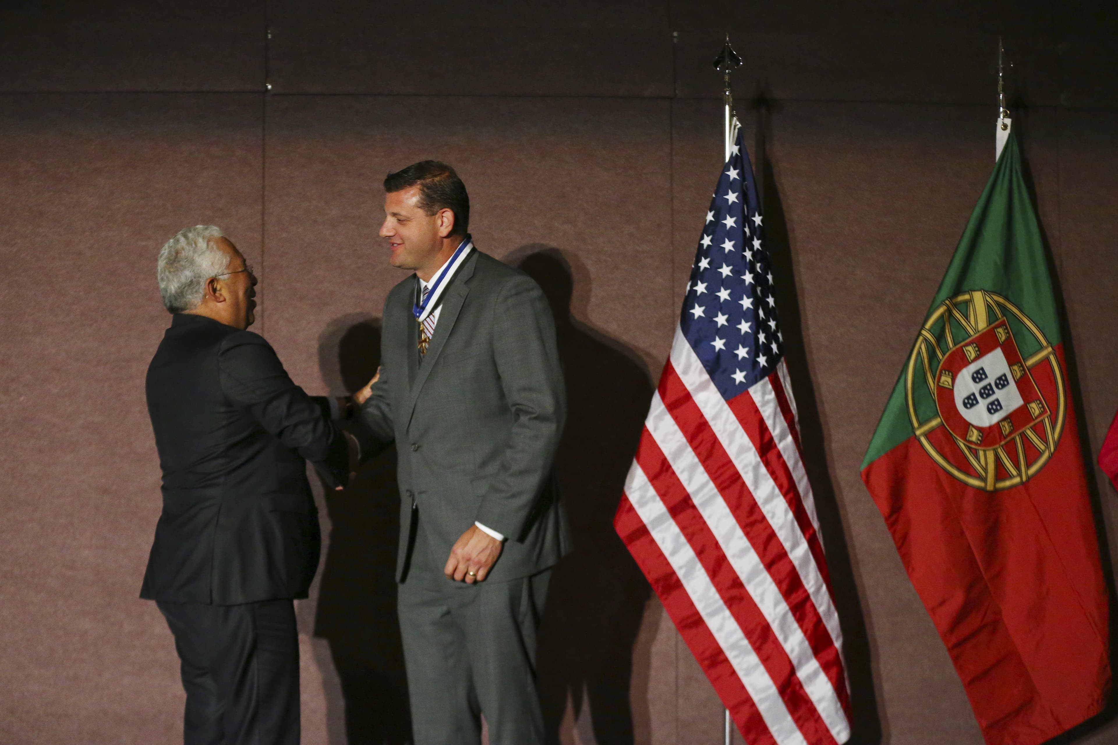 Primeiro-Ministro António Costa condecora o congressista dos EUA David Valadão, num jantar com a comunidade portuguesa e lusodescendente em Santa Clara, Califórnia, 12 junho 2018 (Foto: Nuno Veiga/Lusa)