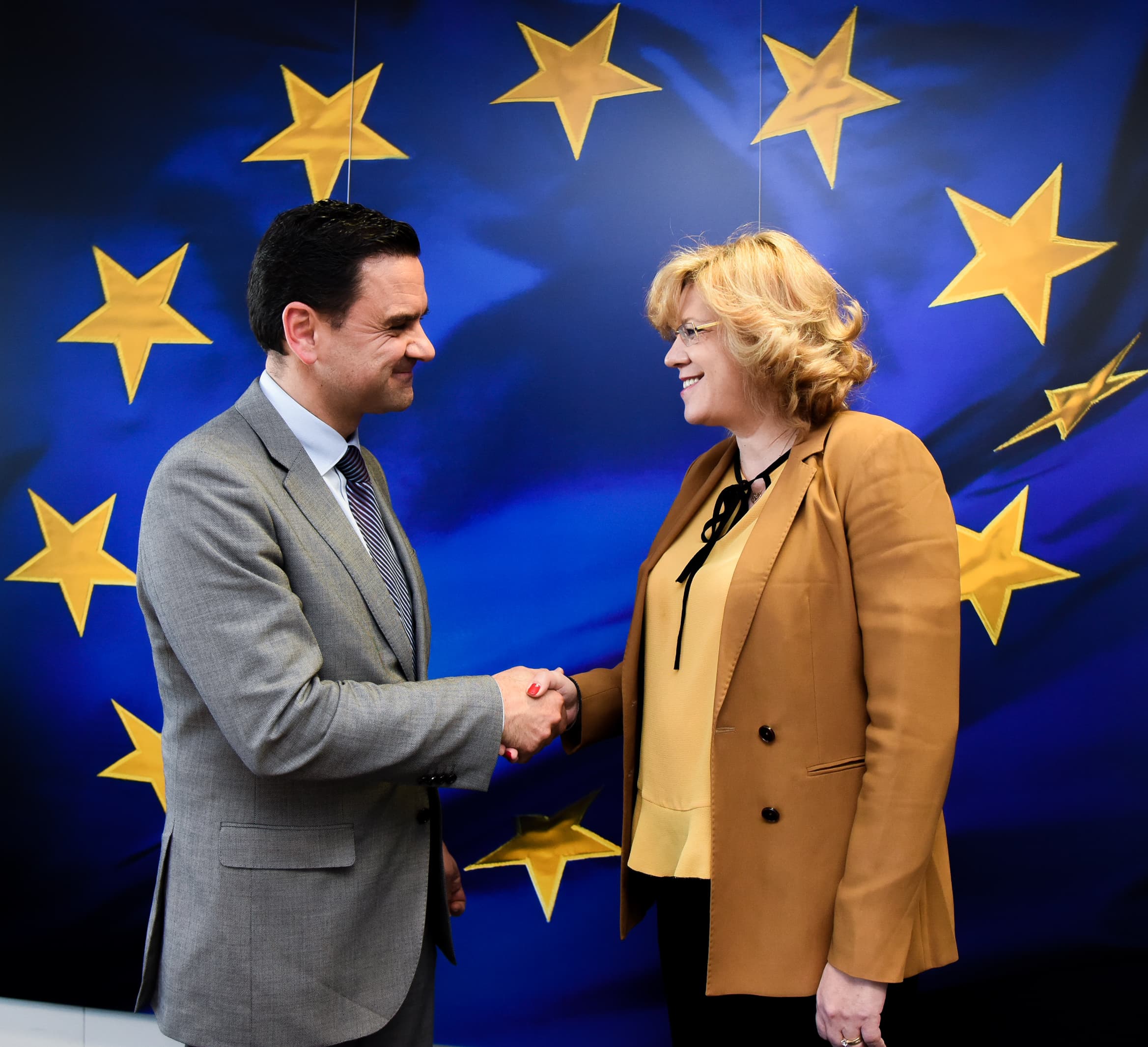 Ministro do Planeamento e Infraestruturas, Pedro Marques, com a comissária europeia para a Política Regional, Corina Cretu, Bruxelas, 20 março 2018 (Foto: Jennifer Jacquemart/CE)