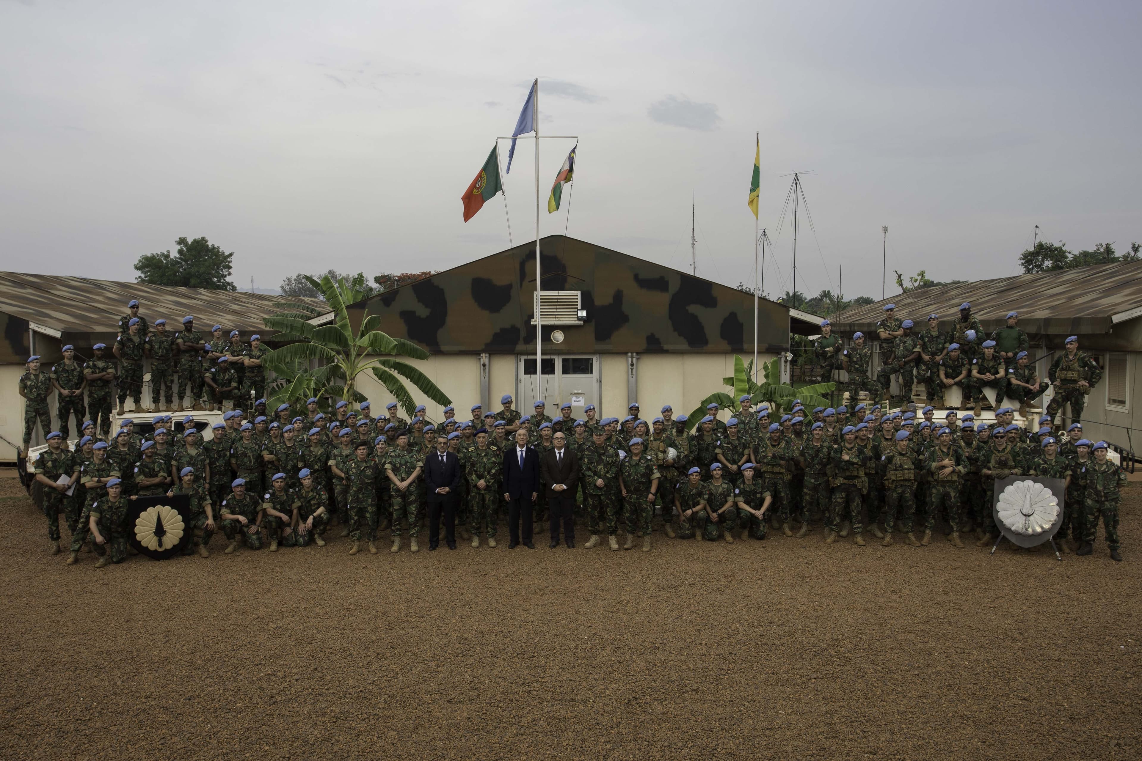 Presidente da República, Marcelo Rebelo de Sousa, e Ministro da Defesa Nacional, Azeredo Lopes, com os militares portugueses da Missão Multidimensional das Nações Unidas para a Estabilização da República Centro-Africana, Bangui, 26 março 2018