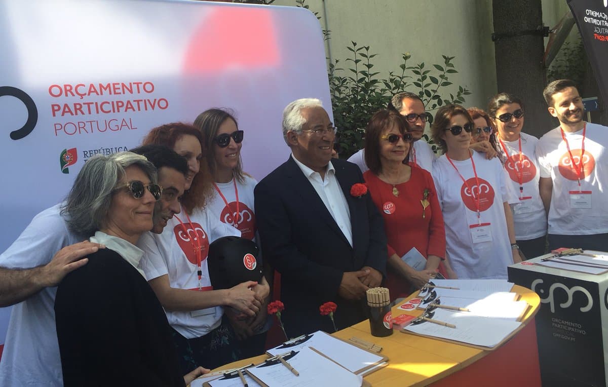 Primeiro-Ministro António Costa e Ministra da Presidência e Modernização Administrativa, Maria Manuel Leitão Marques, no local onde os cidadãos podiam fazer propostas para o Orçamento Participativo, nos jardins da Residência Oficial, 25 abril 2018