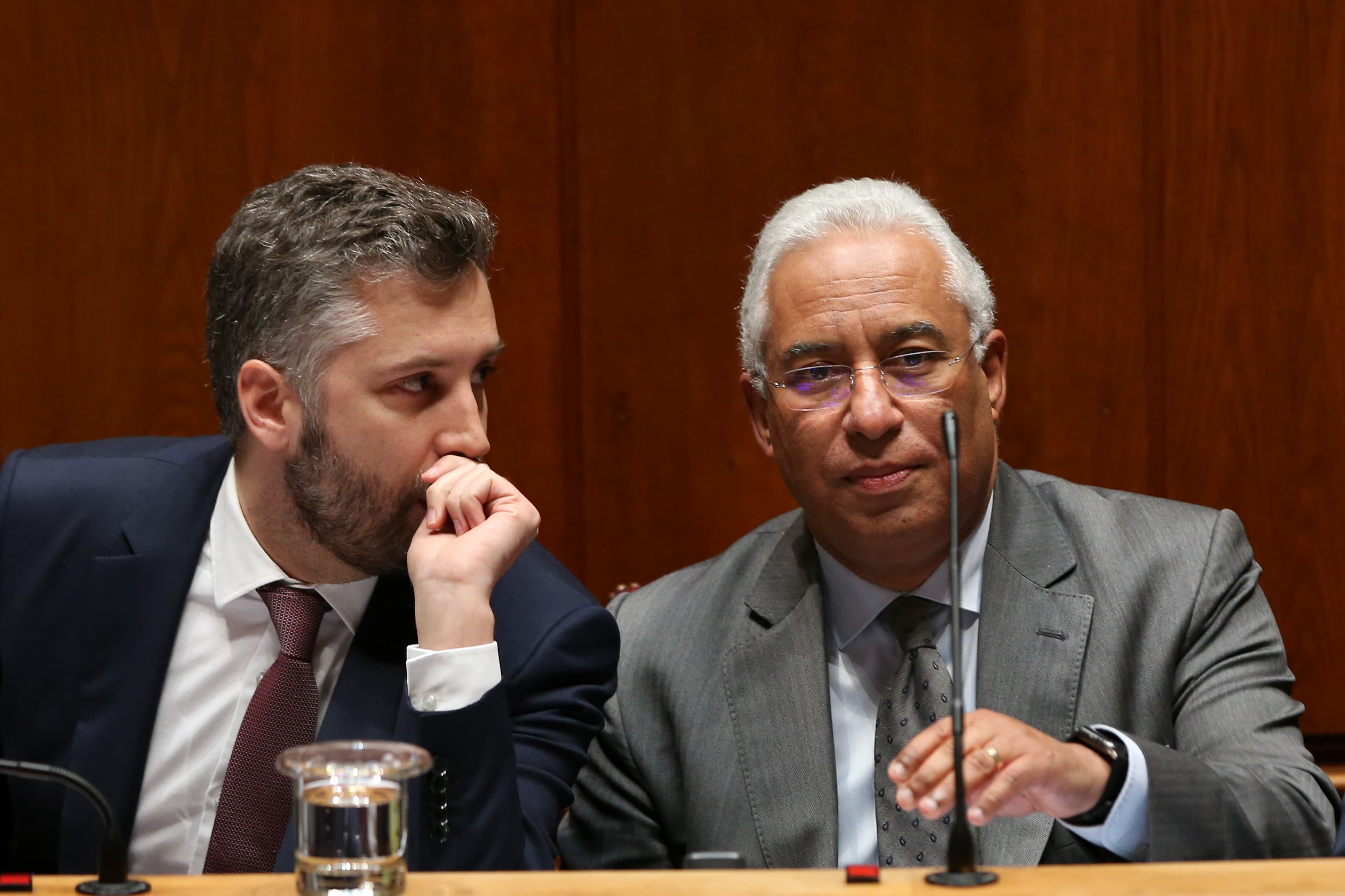 Primeiro-Ministro António Costa e Secretário de Estado dos Assuntos Parlamentares, Pedro Nuno Santos, no debate quinzenal, Assembleia da República, 15 março 2018 (Foto: Manuel de Almeida/Lusa)