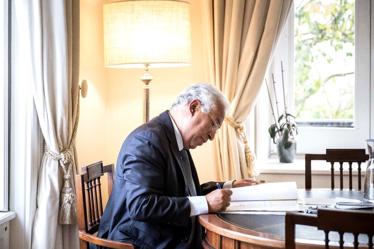 Primeiro-Ministro, António Costa, assina referenda que cria o Programa de Arrendamento Acessível (DR)