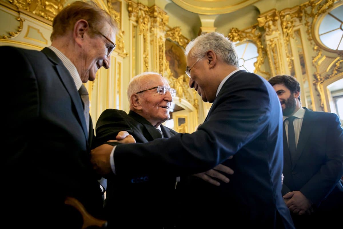 Primeiro-Ministro António Costa com Eduardo Lourenço na atribuição do prémio com o nome do ensaísta e intelectual, Lisboa, 23 maio 2019 (Foto: Paulo Vaz Henriques)