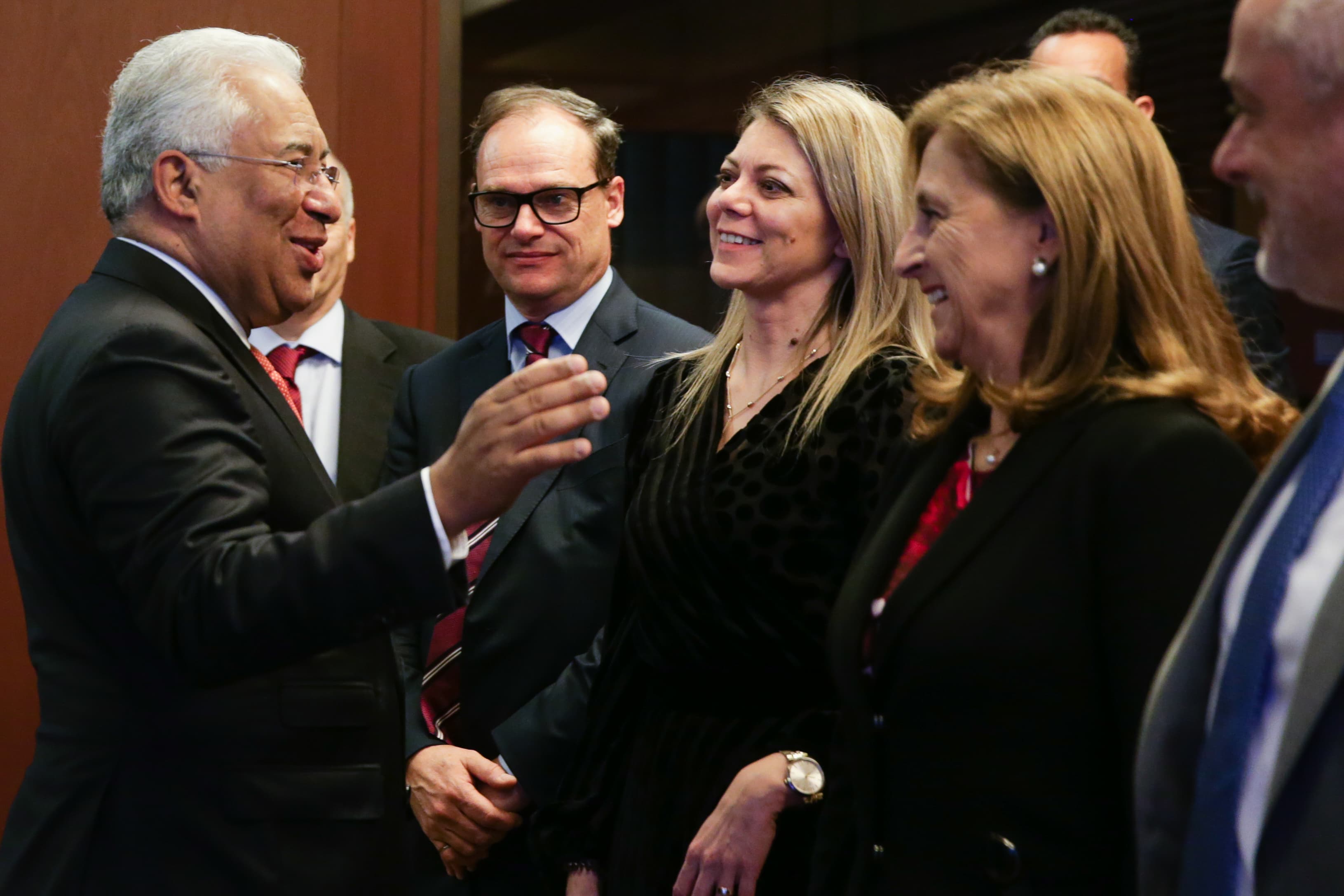 Primeiro-Ministro António Costa cumprimenta os empresários que assinaram contratos de investimento no valor de 400 milhões de euros, Lisboa, 20 dezembro 2018 (Foto: Tiago Petinga/Lusa)
