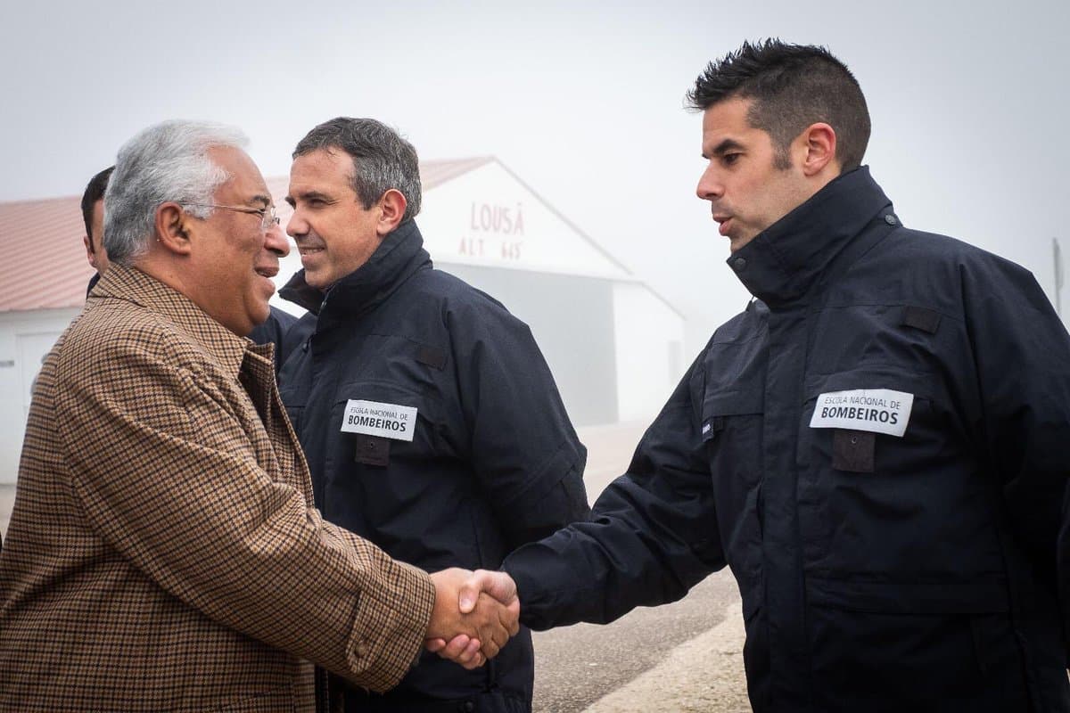 Primeiro-Ministro António Costa cumprimenta bombeiros em formação no Centro de Operações e Técnicas Florestais, Lousã, 21 janeiro 2019