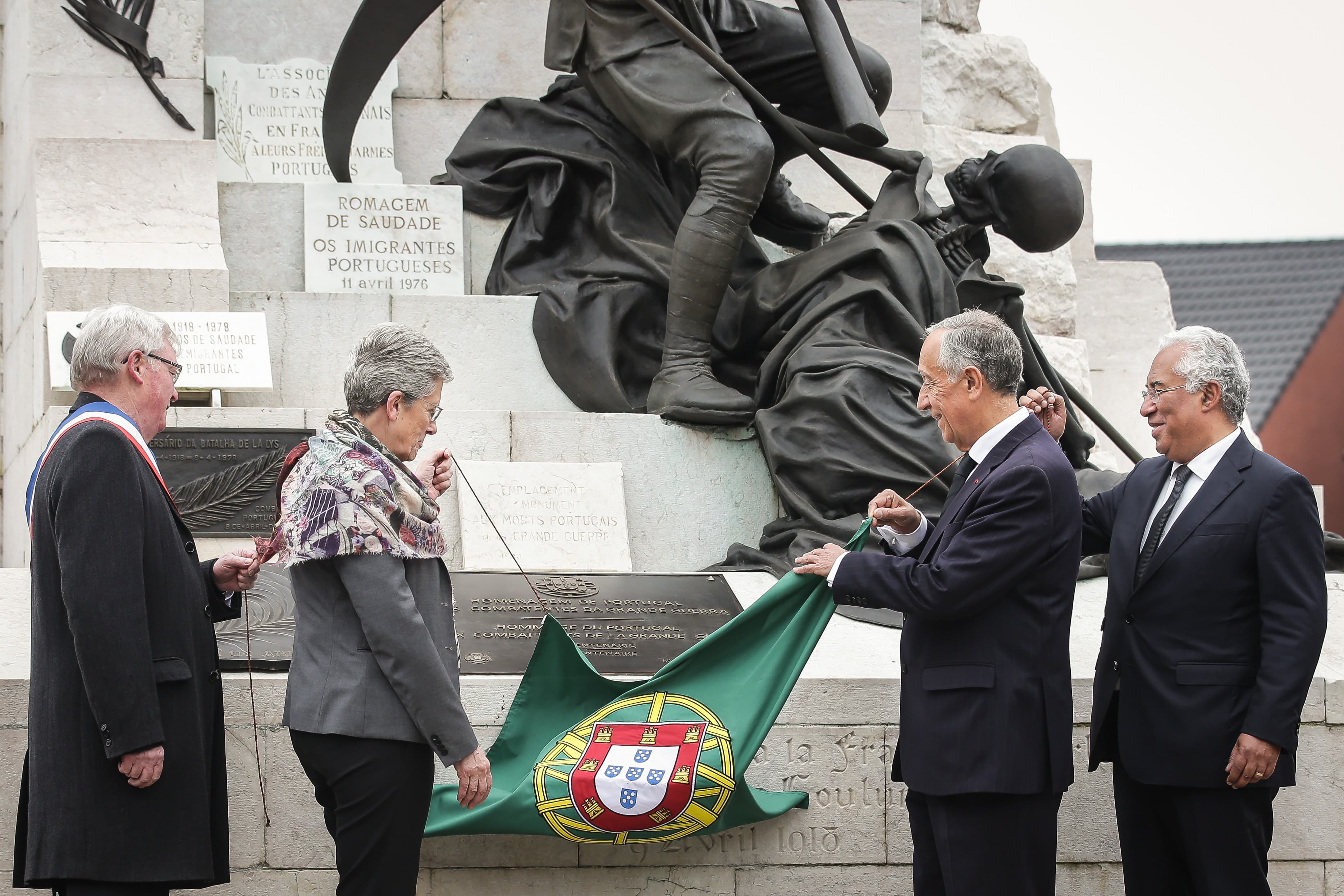 Primeiro-Ministro, António Costa, com o Presidente da República, Marcelo Rebelo de Sousa, e a Secretária francesa da Defesa, Geneviève Darrieussec, no centenário da Batalha de La Lys, França, 9 abril 2018 (Foto: Mário Cruz/Lusa)