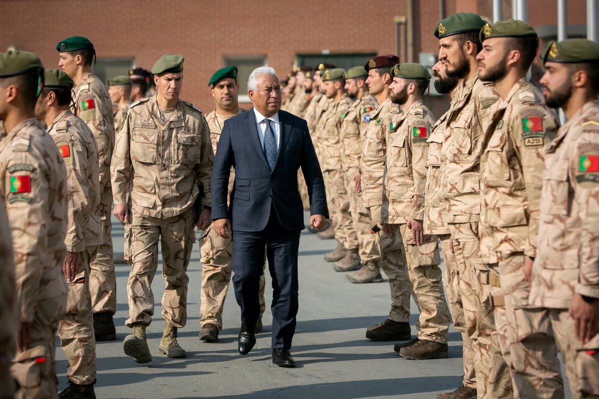 Primeiro-Ministro António Costa passa revista às tropas portuguesas no Afeganistão, 16 dezembro 2018
