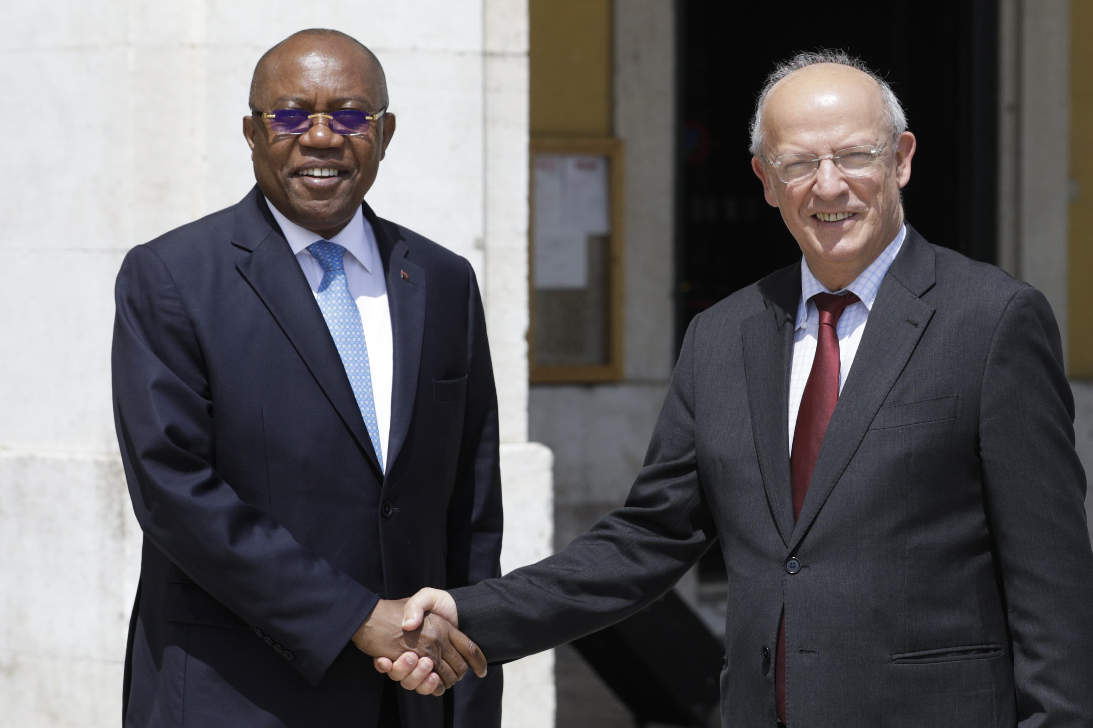 Ministro dos Negócios Estrangeiros, Santos Silva, com o Ministro das Relações Exteriores de Angola, Manuel Augusto, no final da reunião de trabalho entre ambos, Lisboa, 9 julho 2018 (foto: António Cotrim/Lusa)