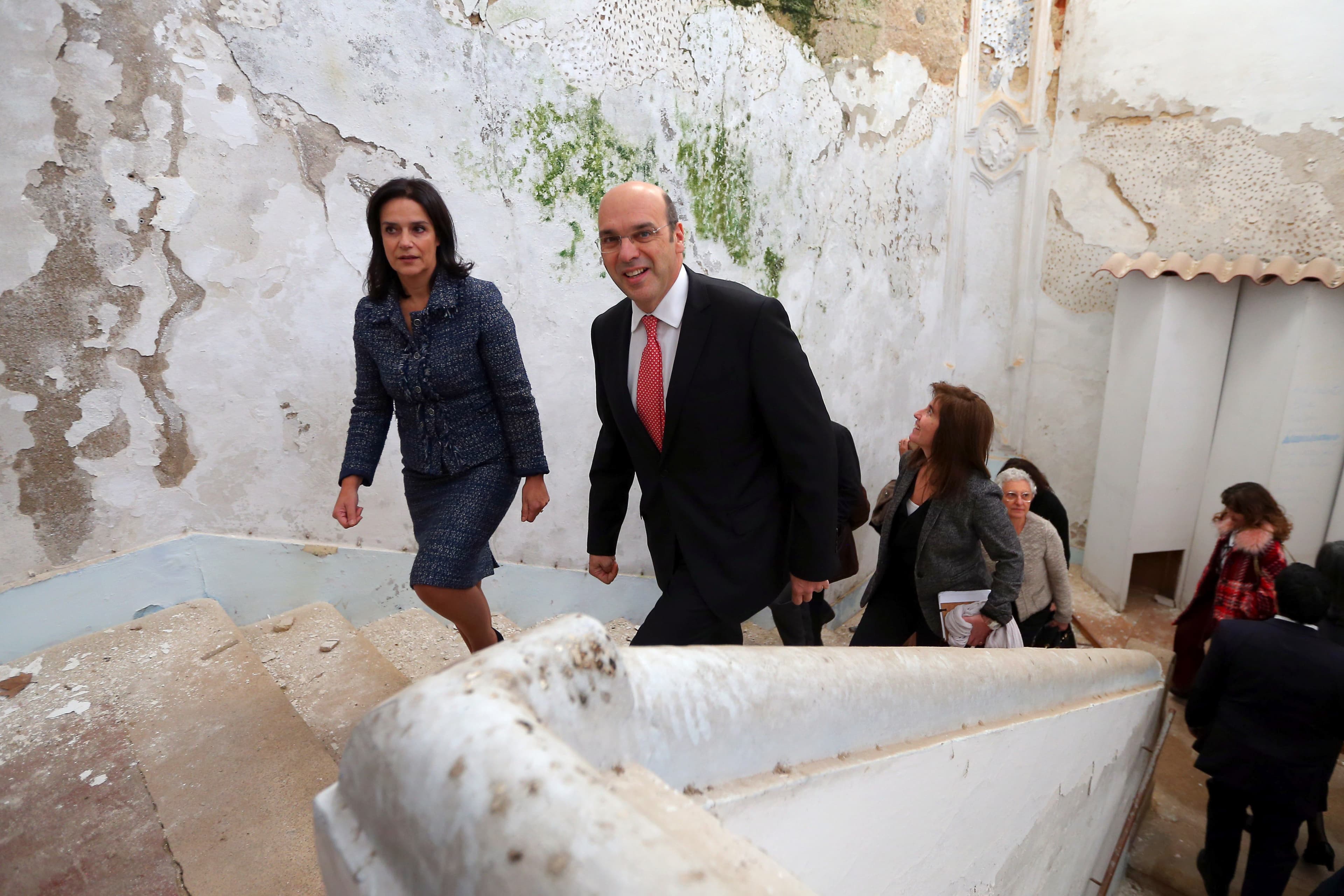 Ministro Adjunto e da Economia, Pedro Siza Vieira, e presidente da Câmara Municipal de Portalegre, Adelaide Teixeira, na visita ao Convento de São Francisco, Portalegre, 30 novembro 2018 (Foto: Nuno Veiga/Lusa)