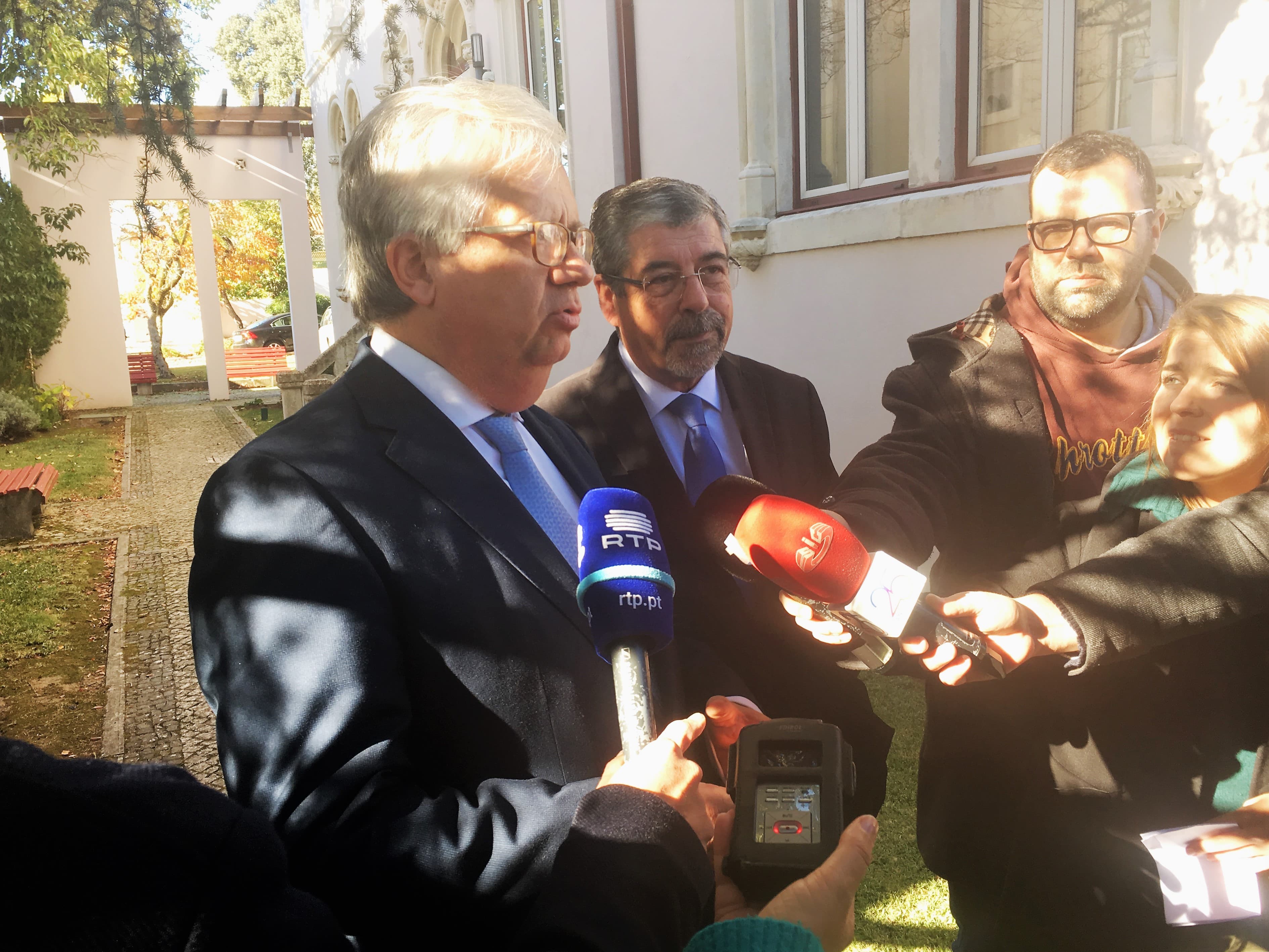 Ministro da Administração Interna, Eduardo Cabrita, com o presidente da ANMP, Manuel Machado, após a reunião sobre o processo de descentralização, Coimbra, 5 dezembro 2017
