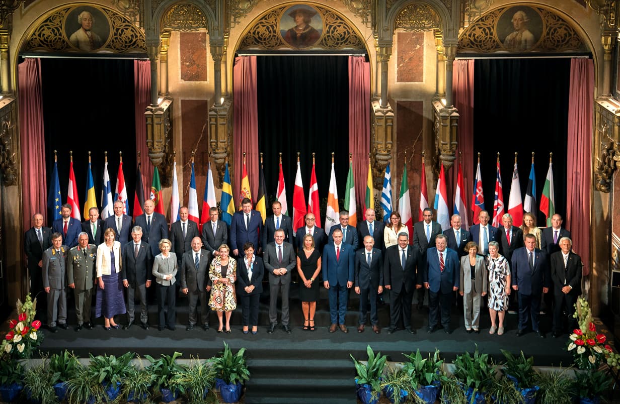 Foto de família das delegações dos 28 países europeus e outras organizações internacionais, Viena, 30 agosto 2018